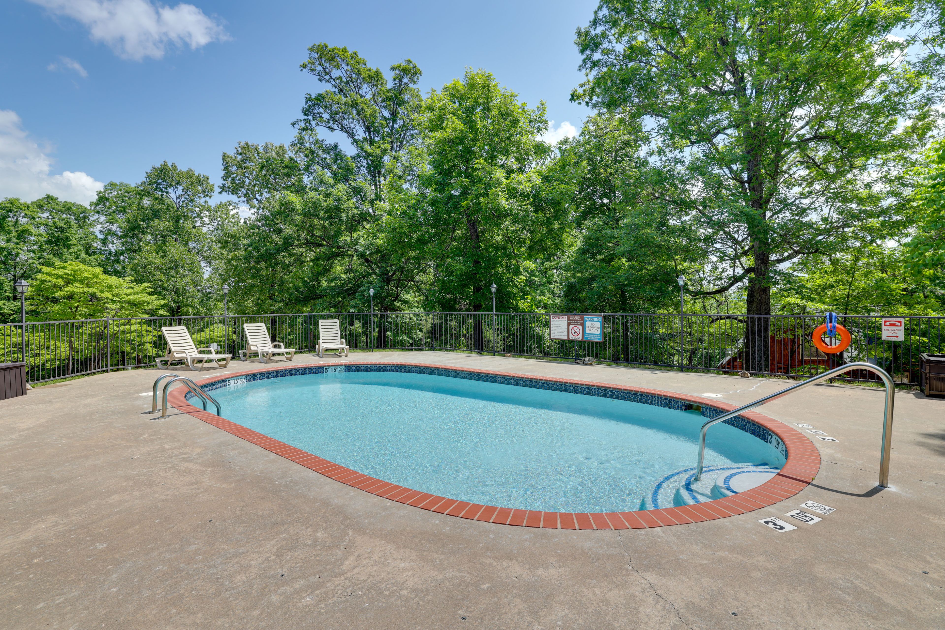 Community Amenities | Outdoor Pool