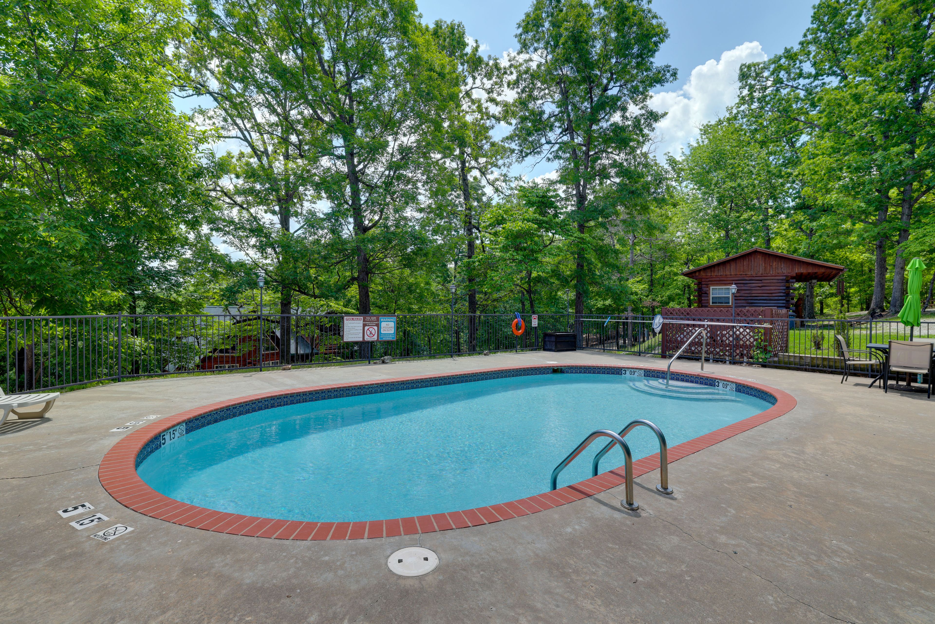 Community Amenities | Outdoor Pool