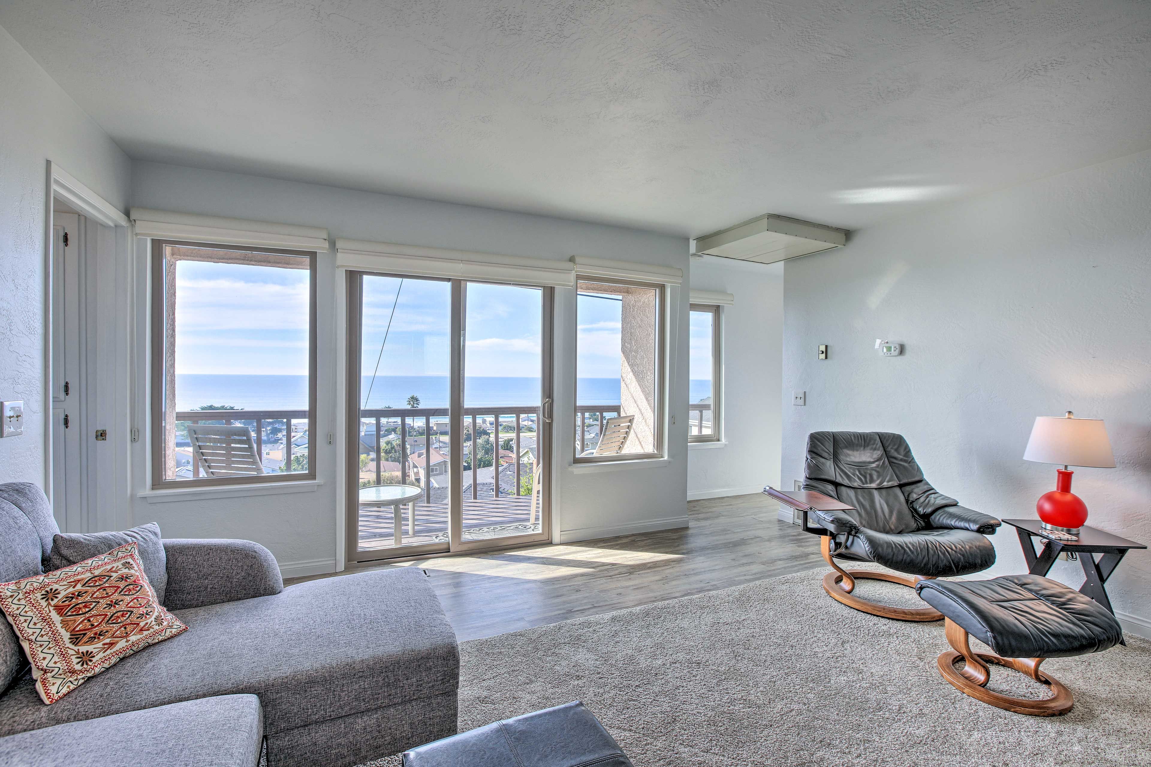 Den | Queen Sleeper Sofa | Smart TV w/ Cable | Gas Fireplace