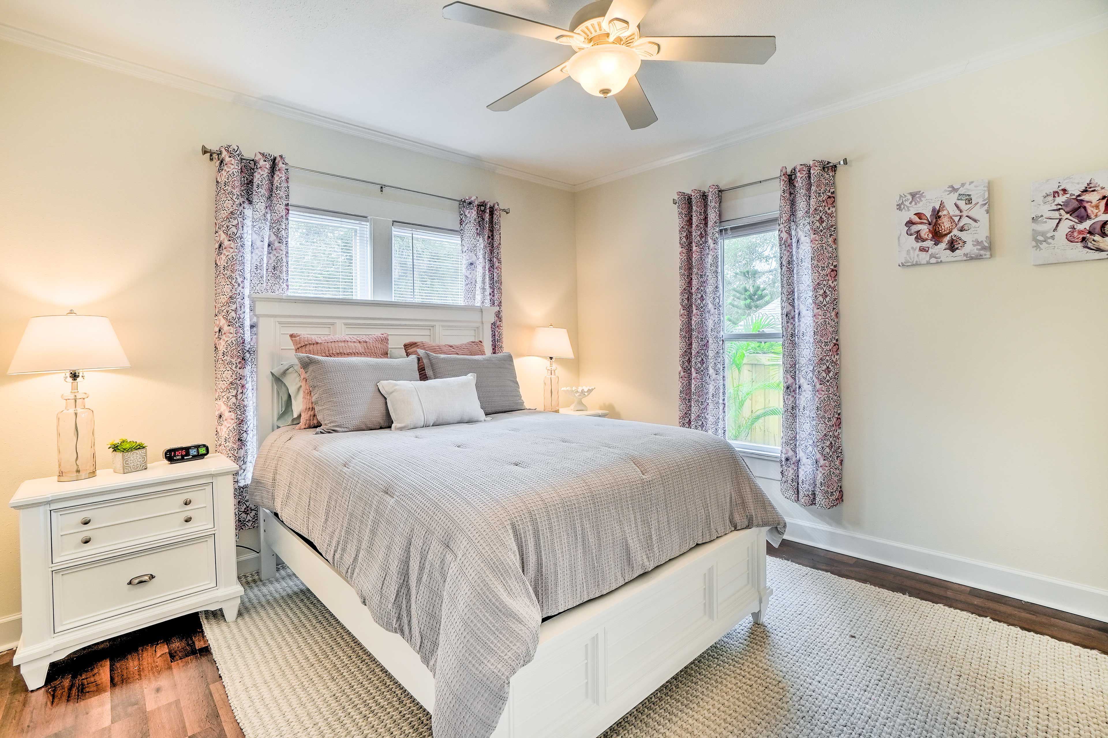 Bedroom 1 | Queen Bed