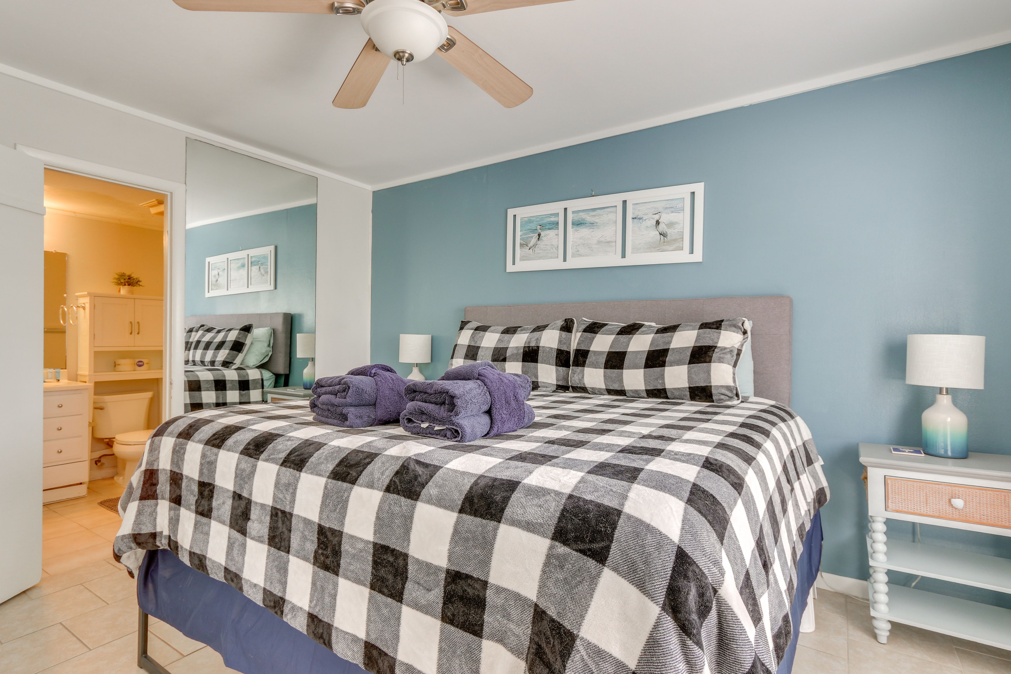 Bedroom | King Bed | Linens Provided