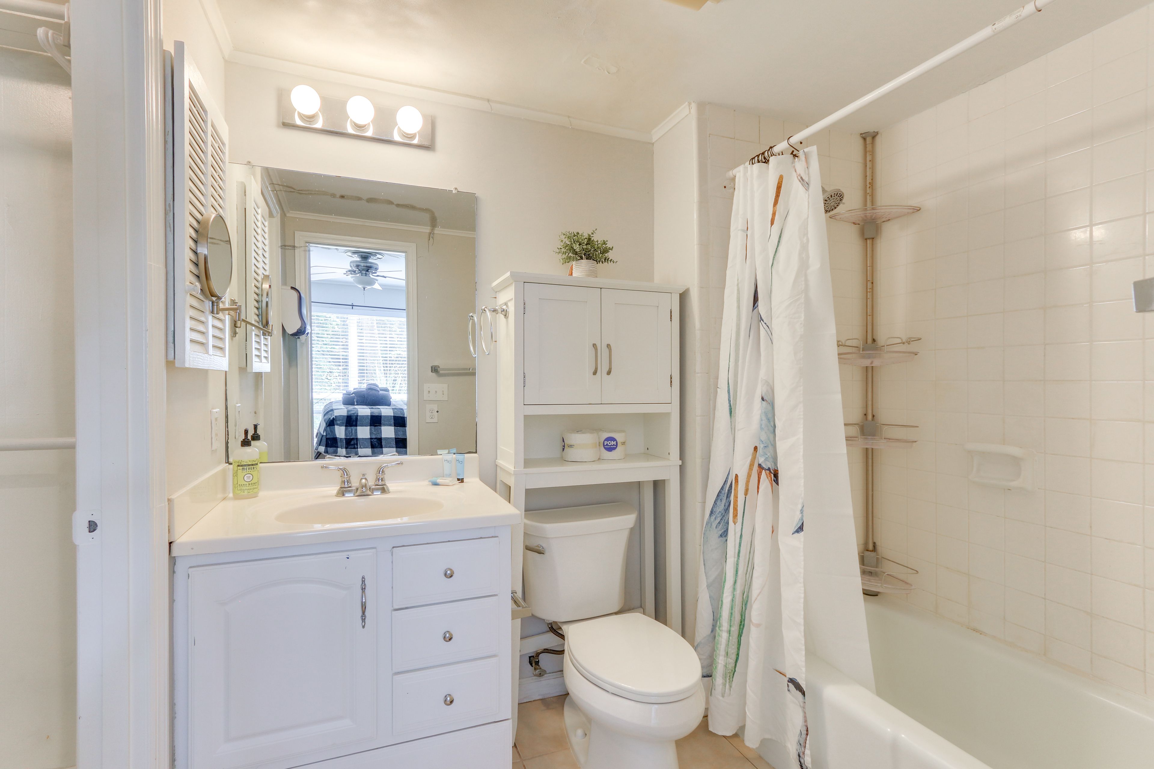 Full Bathroom | Towels Provided