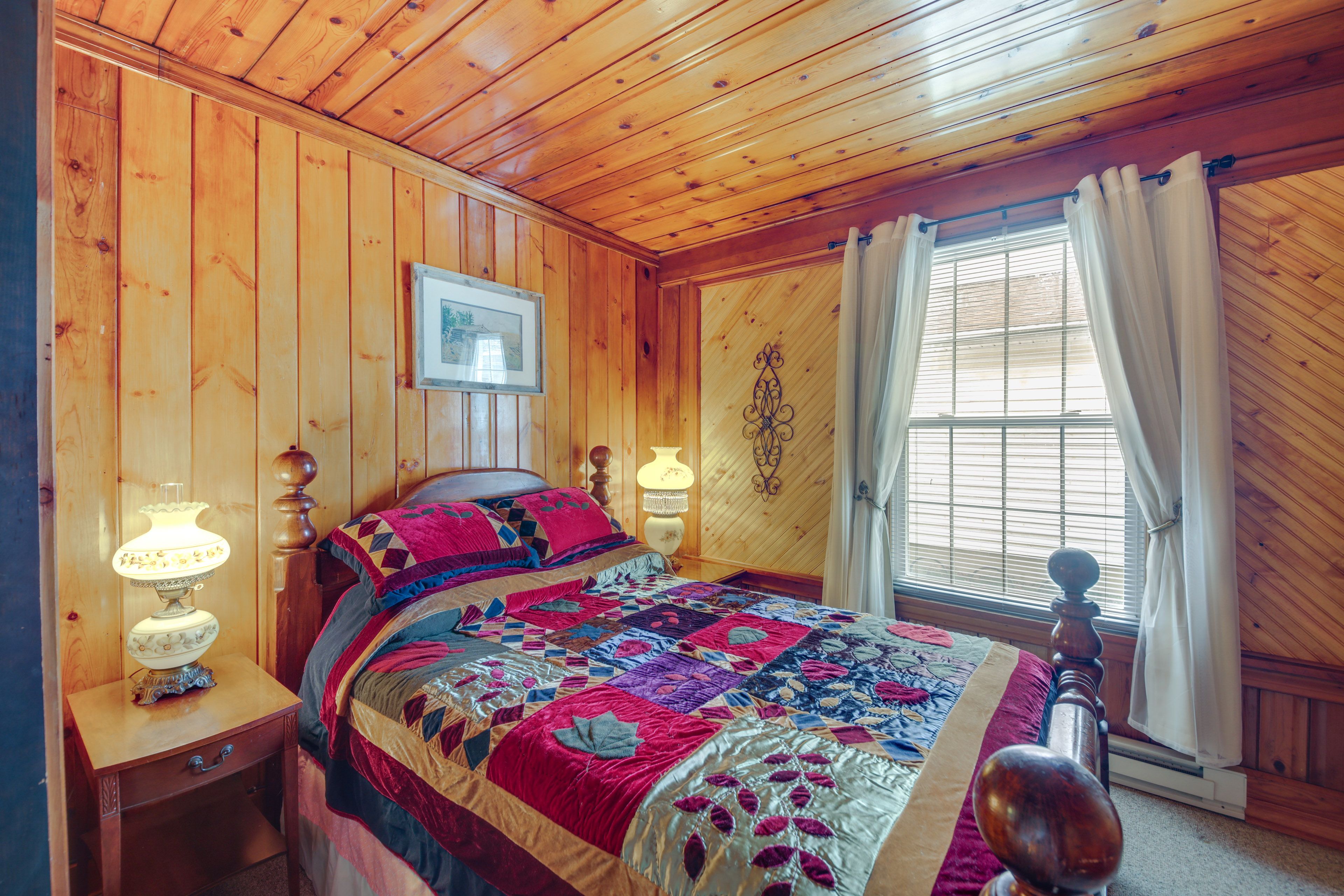 Bedroom 1 | Queen Bed | 1st Floor