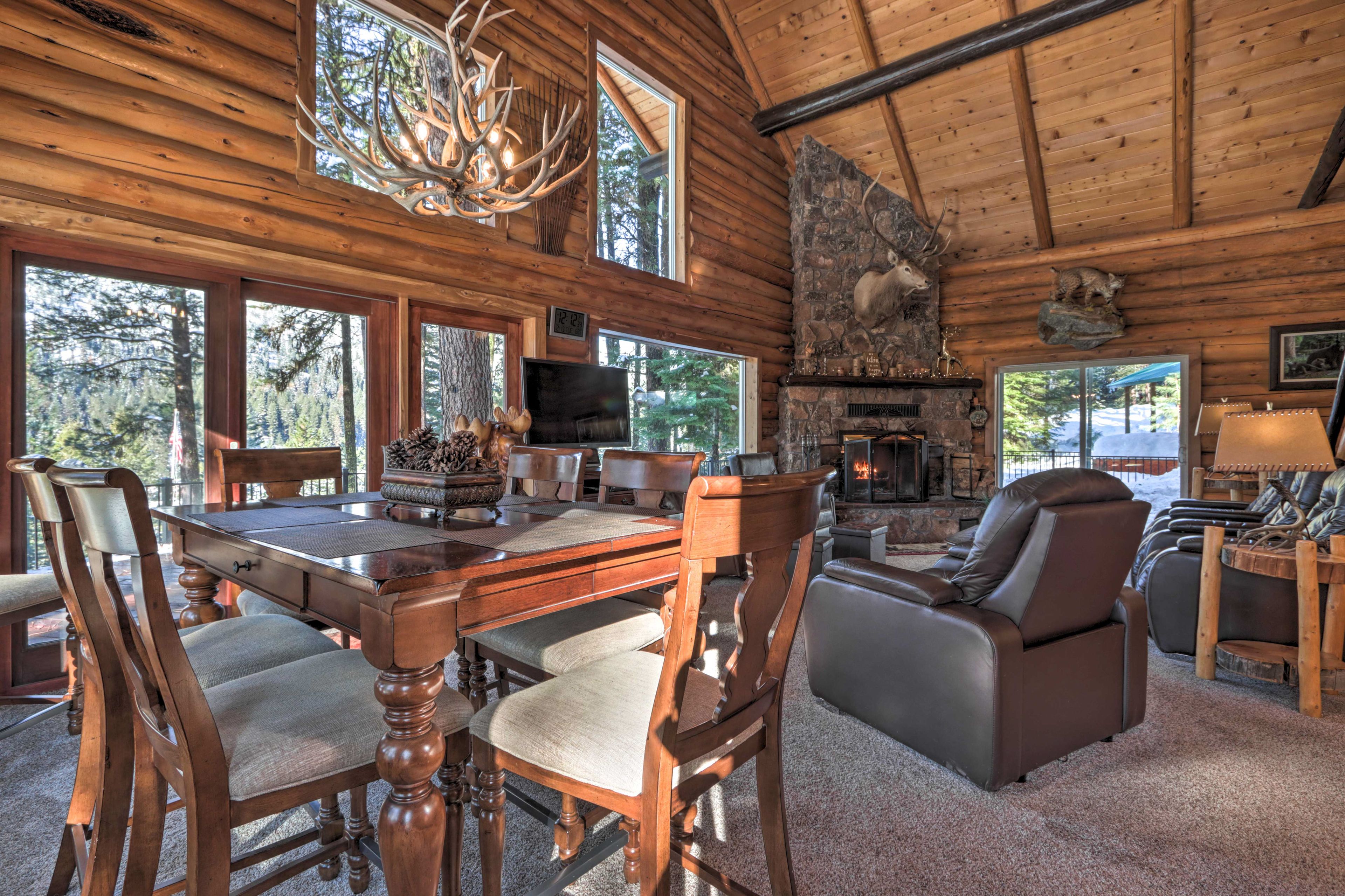 Dining Area | Dishware & Flatware Provided