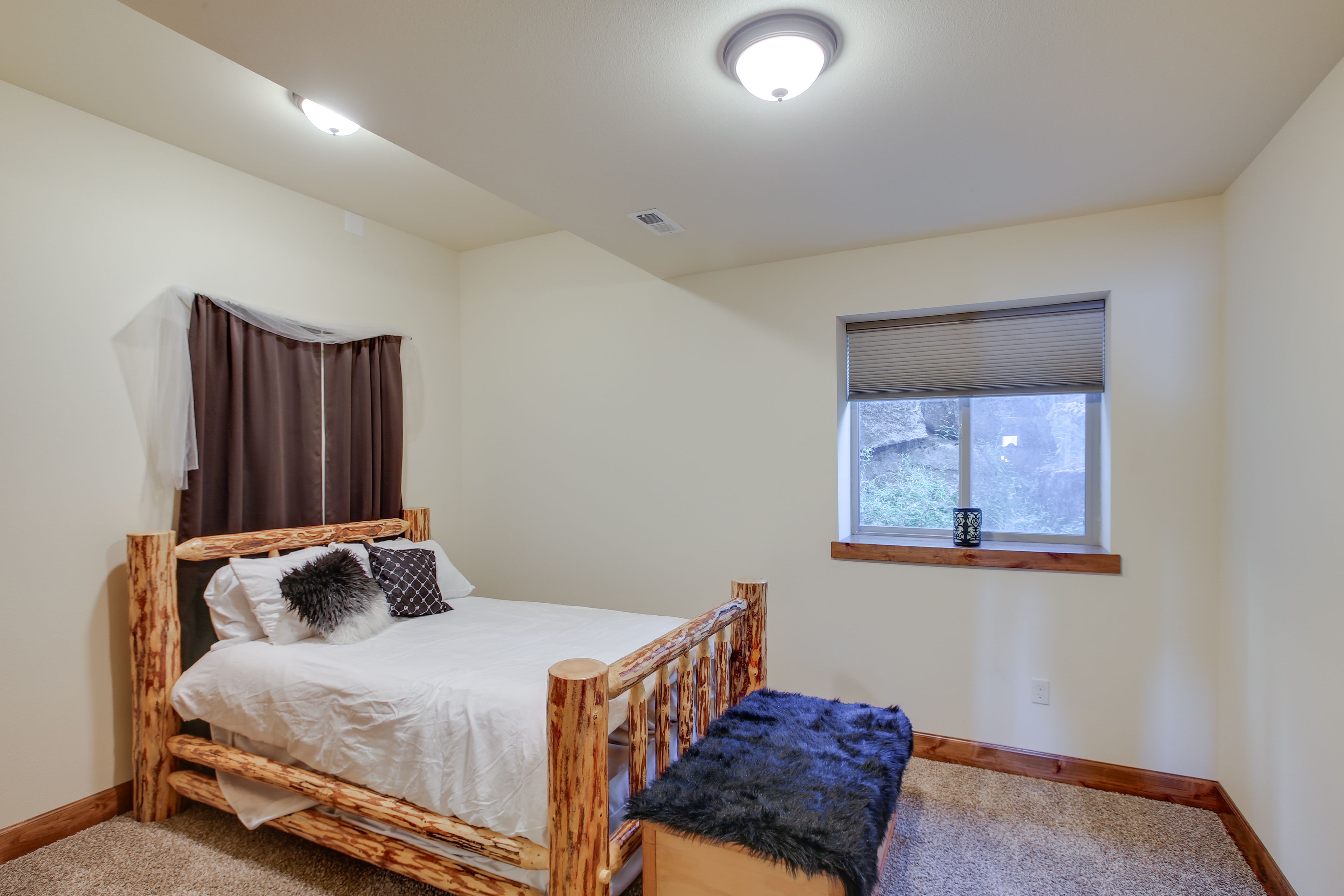Bedroom 4 | Queen Bed