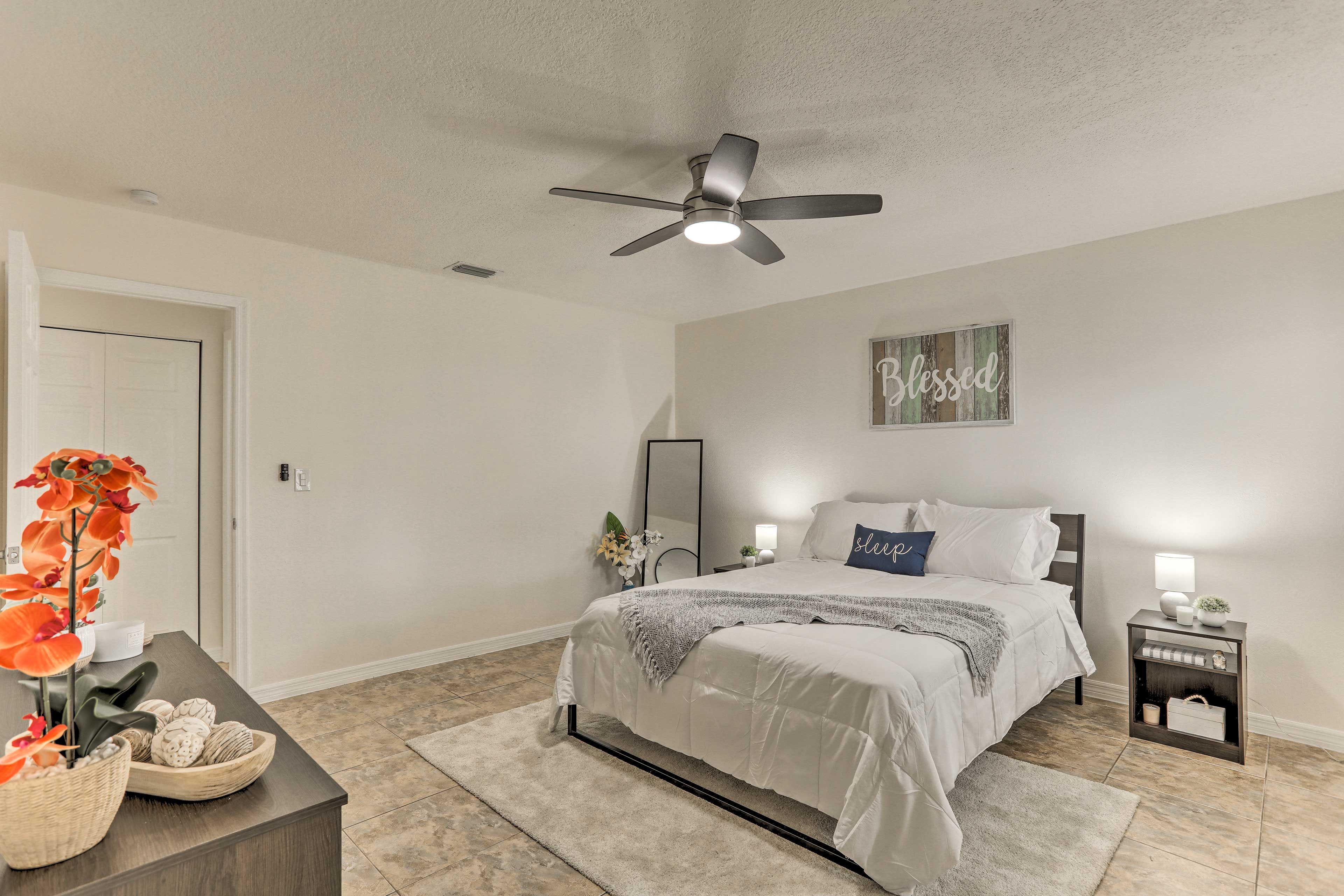Bedroom 1 | Queen Bed