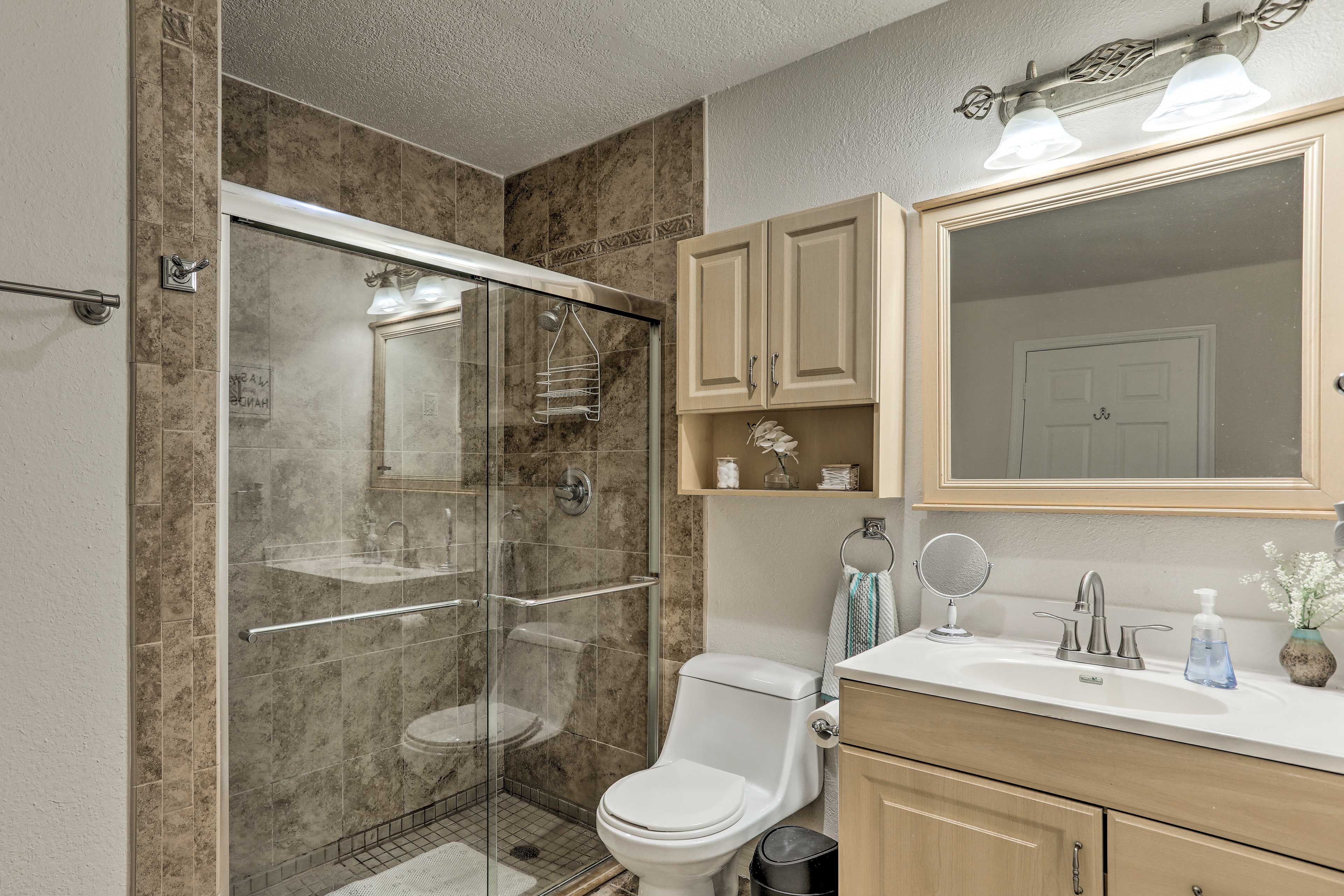 Full Bathroom | Complimentary Toiletries
