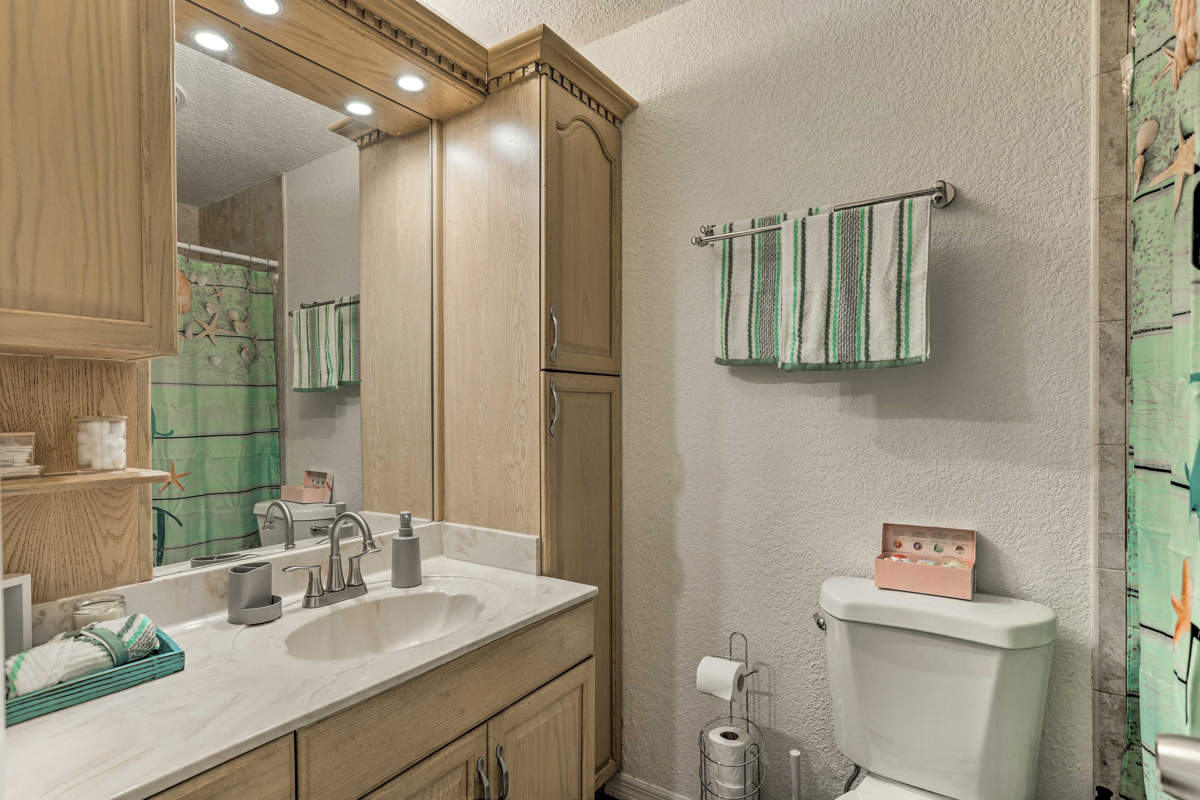 Full Bathroom | Complimentary Toiletries