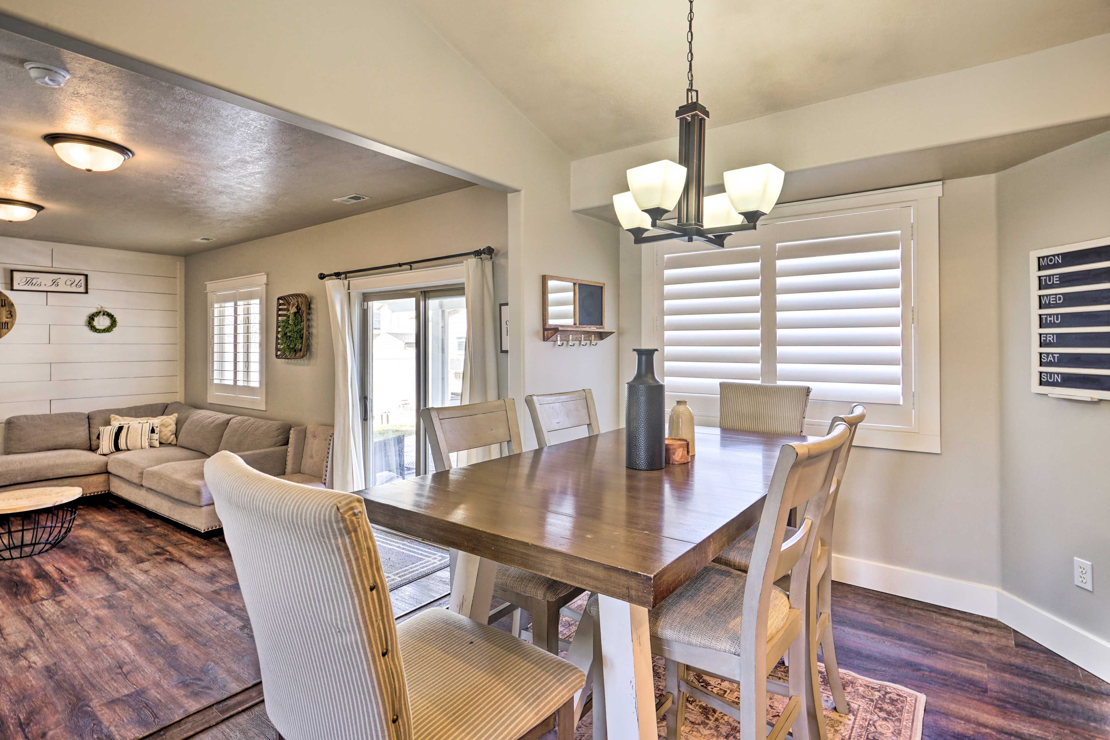 Dining Area | Dishware & Flatware Provided