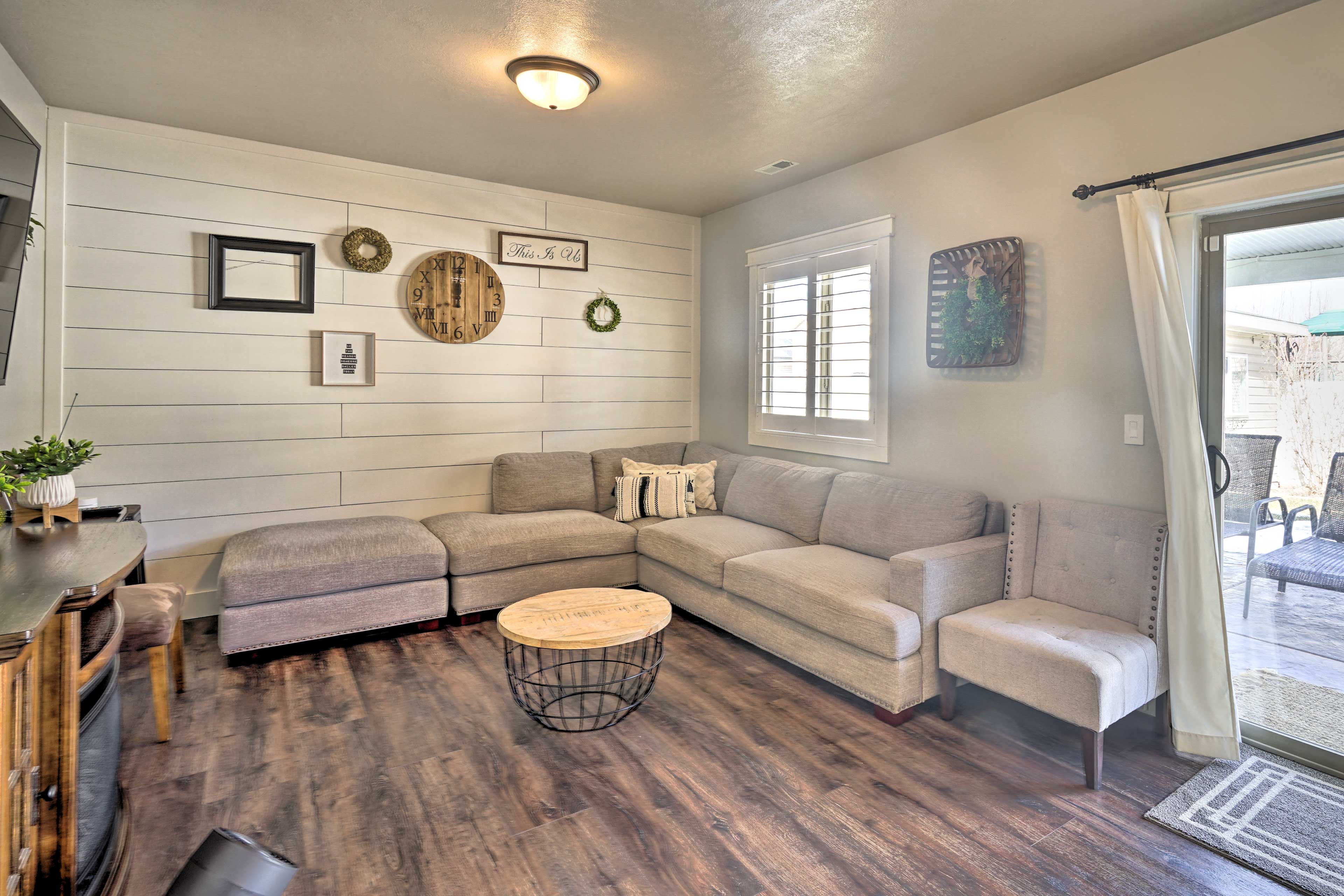 Family Room | Smart TV | Electric Fireplace | WiFi | Central A/C