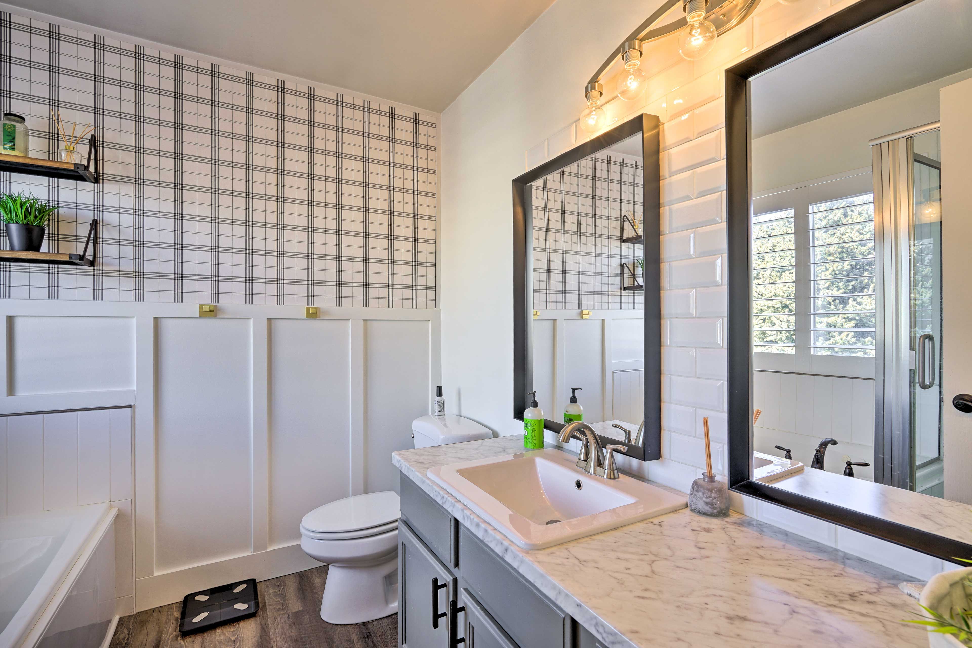 En-Suite Bathroom | Towels Provided | Complimentary Toiletries