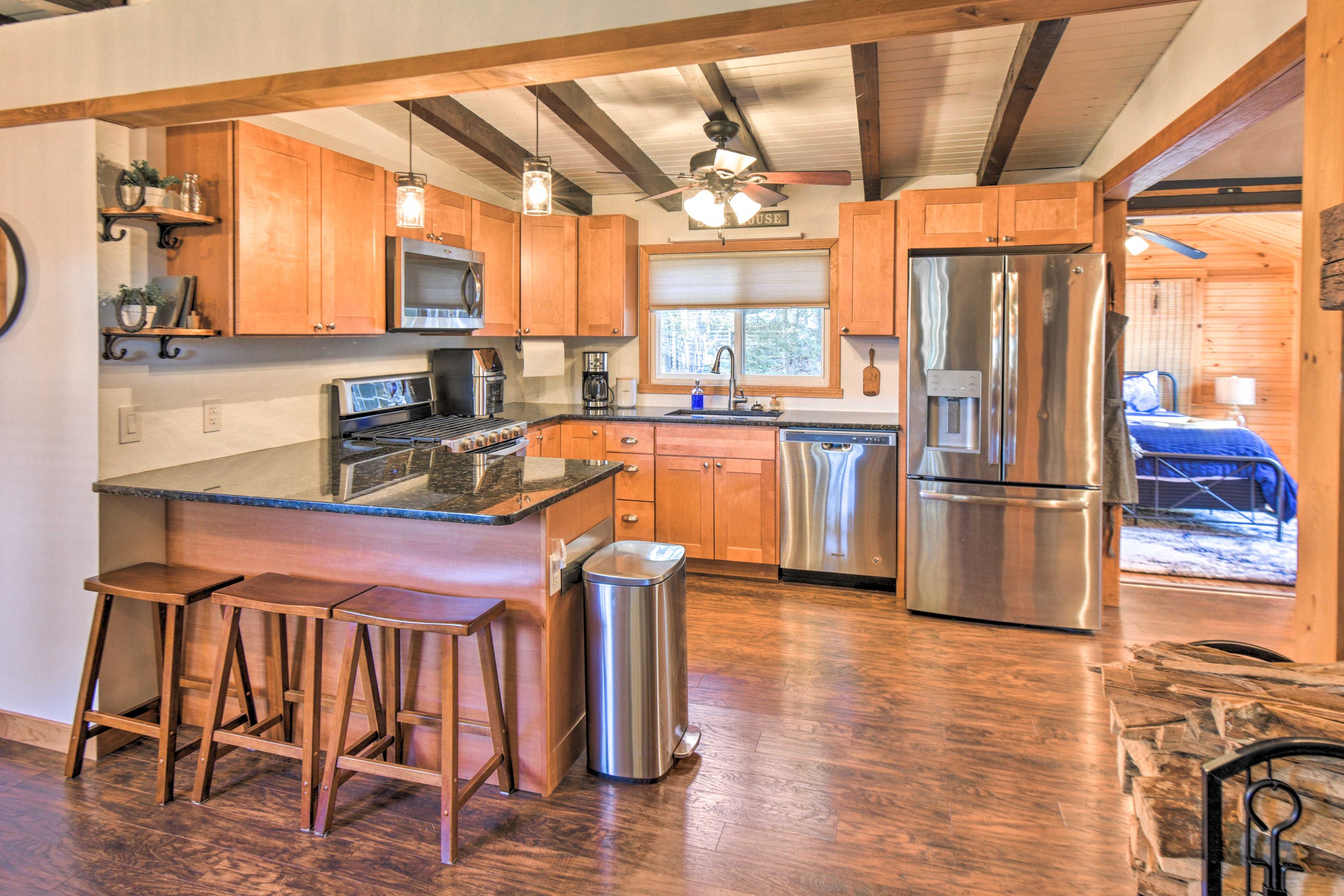 Kitchen | Dishware & Flatware | Blender | Toaster | Complimentary Spices