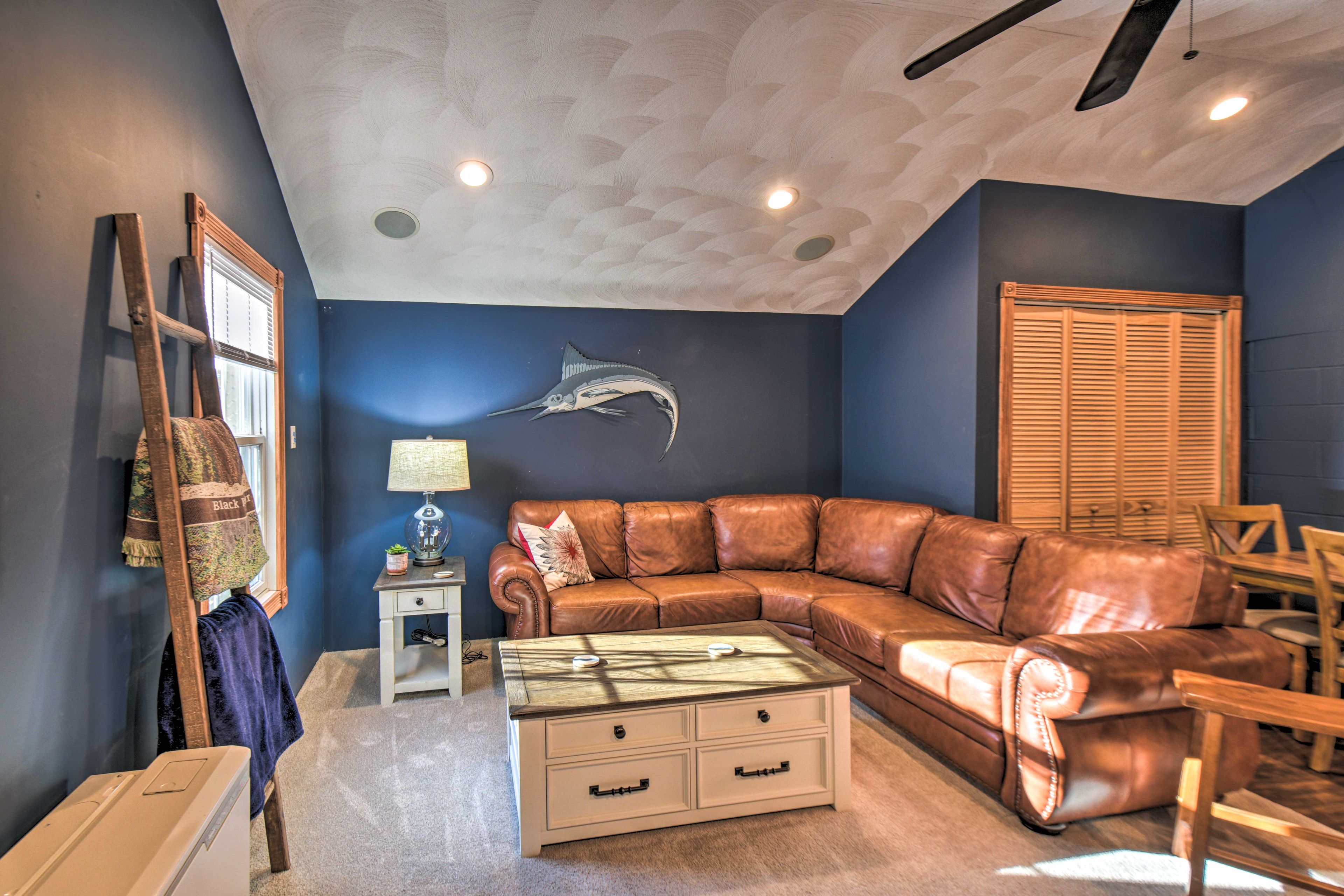 Family Room | Smart TV | Electric Fireplace | Central A/C & Heating