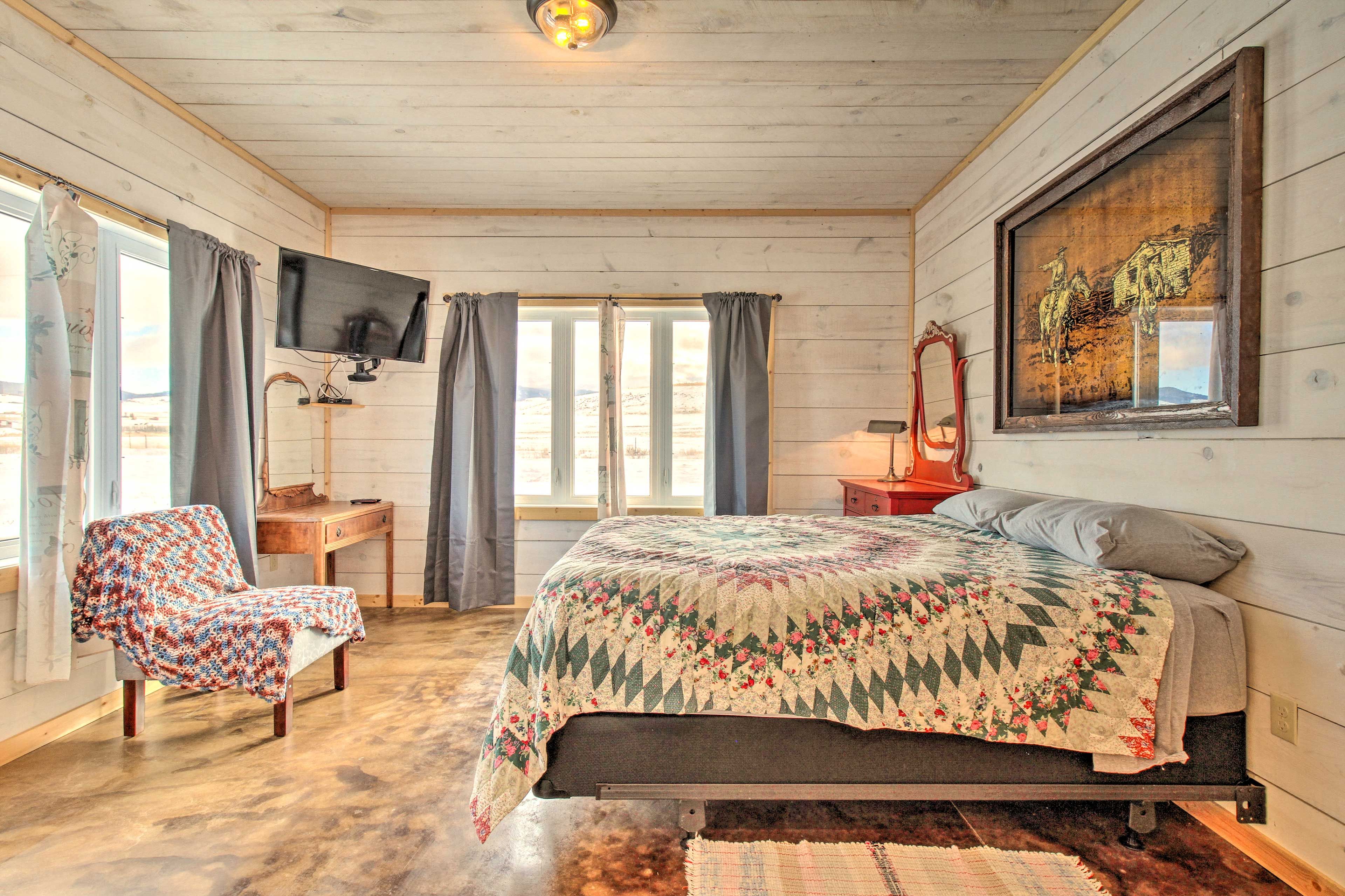 Bedroom 1 | Queen Bed | 1st Floor