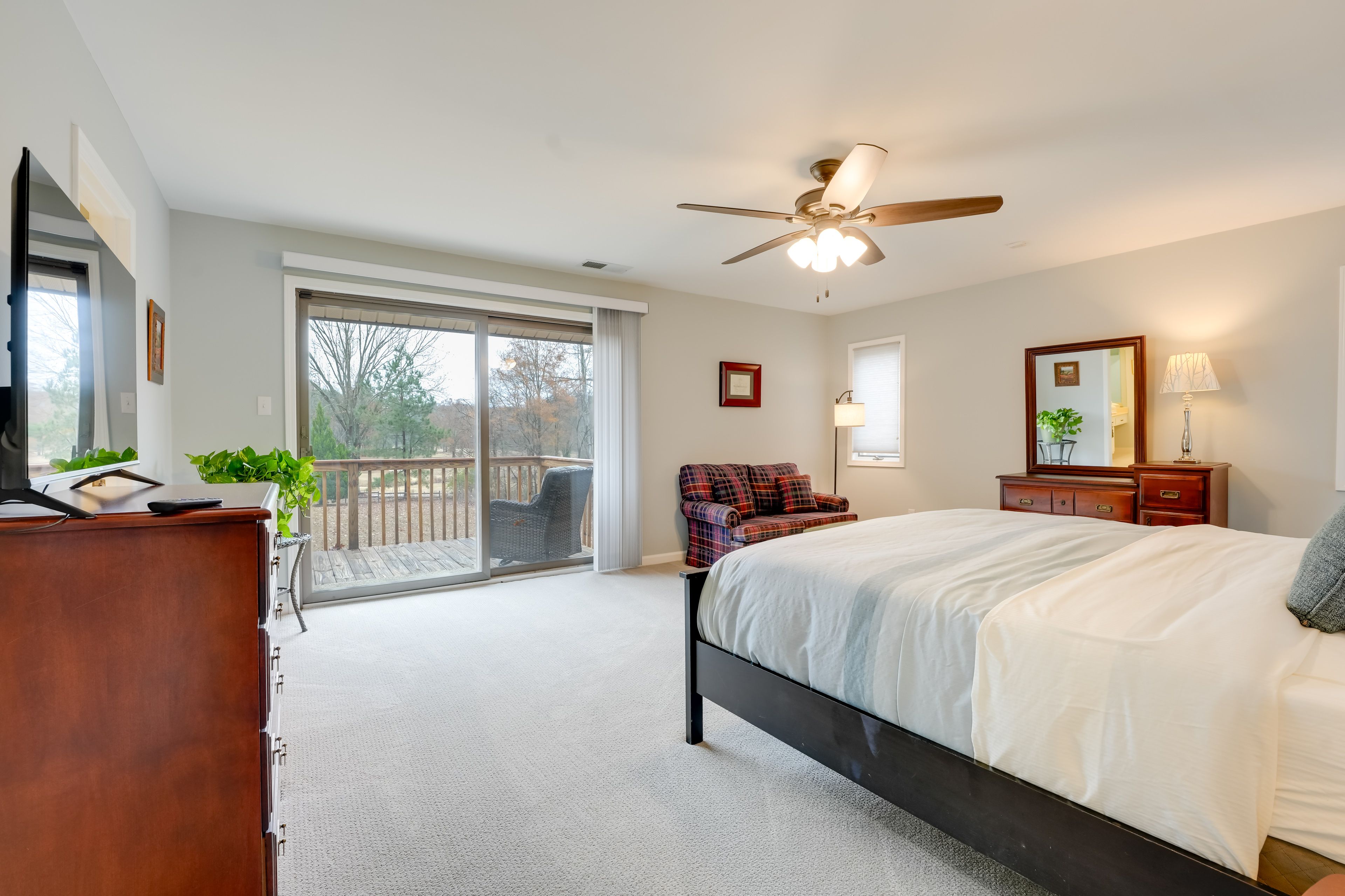 Bedroom 1 | King Bed | Smart TV