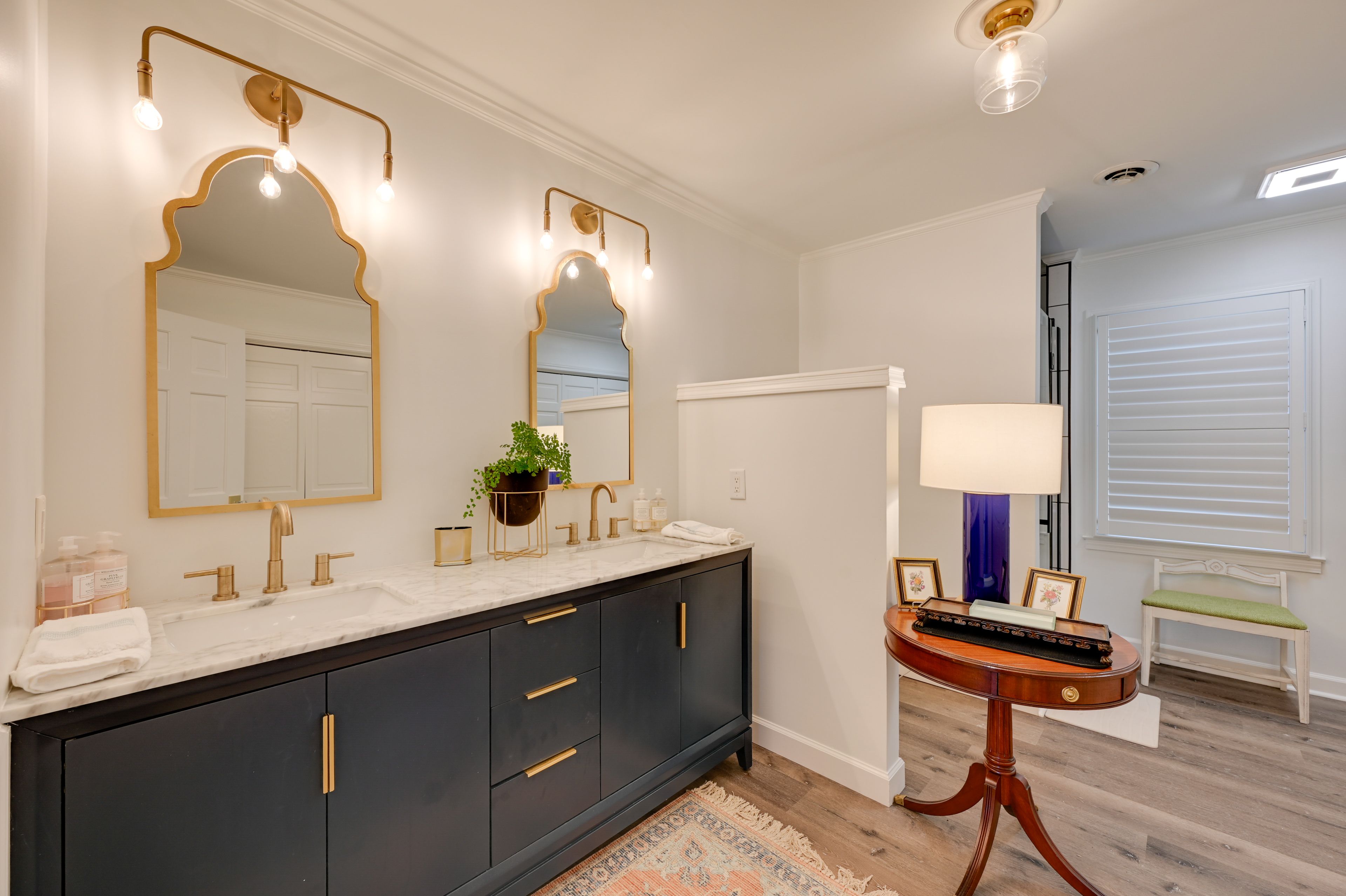 Full Bathroom | Towels Provided | Complimentary Toiletries | Upper Level