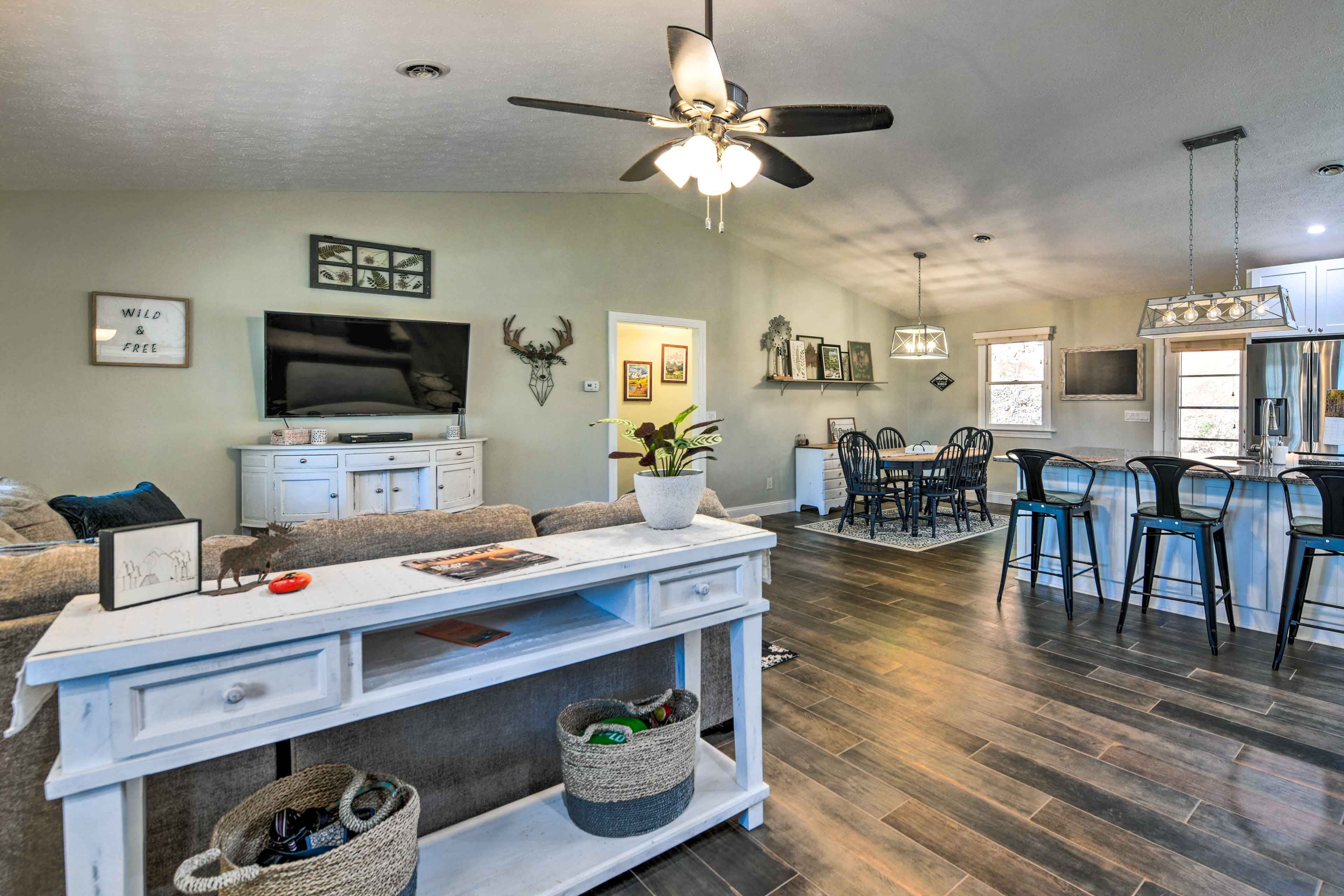 Living Room | Central A/C | Electric Heating | Smart TV | Wood-Burning Fireplace
