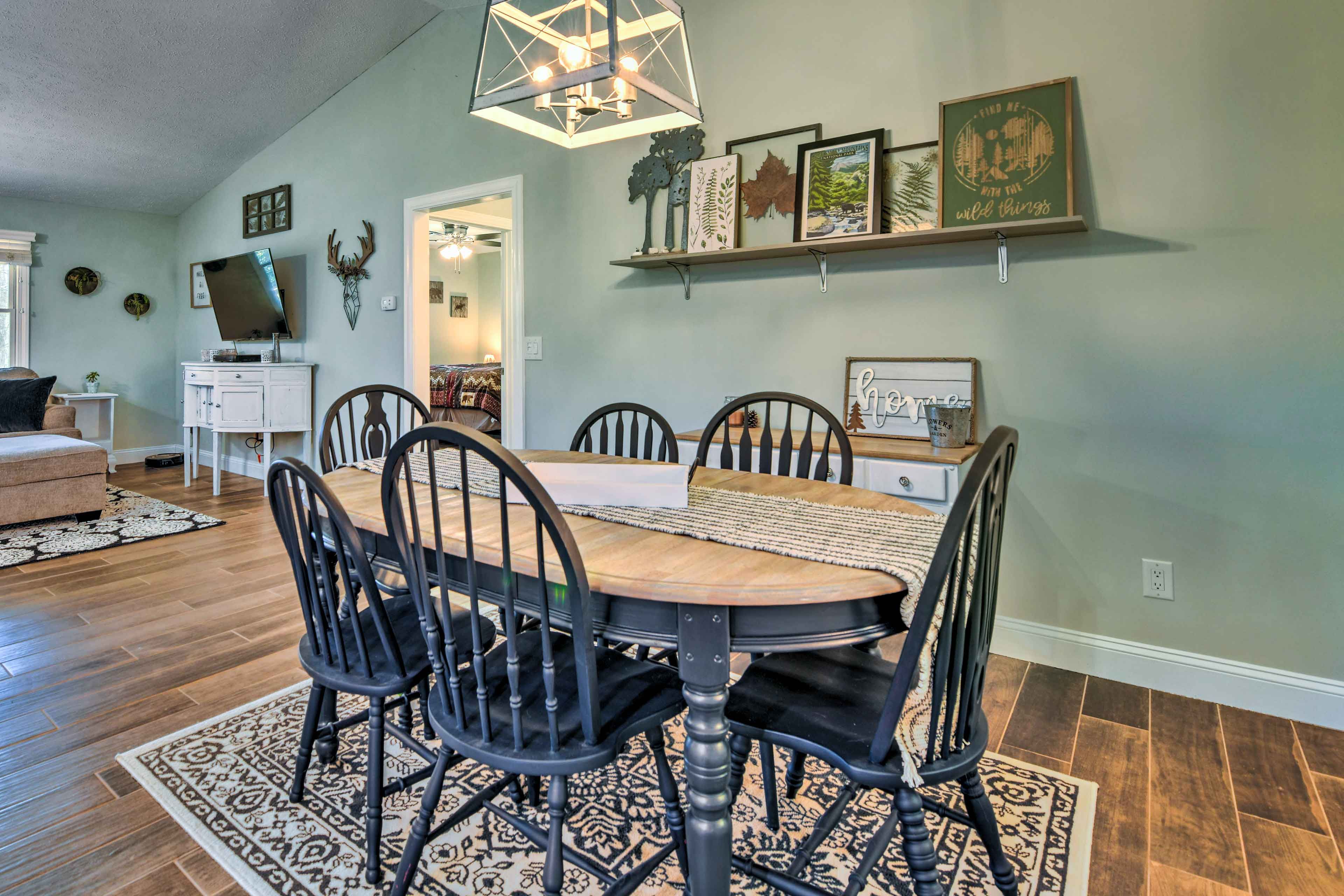 Dining Area | Dishware/Flatware Provided