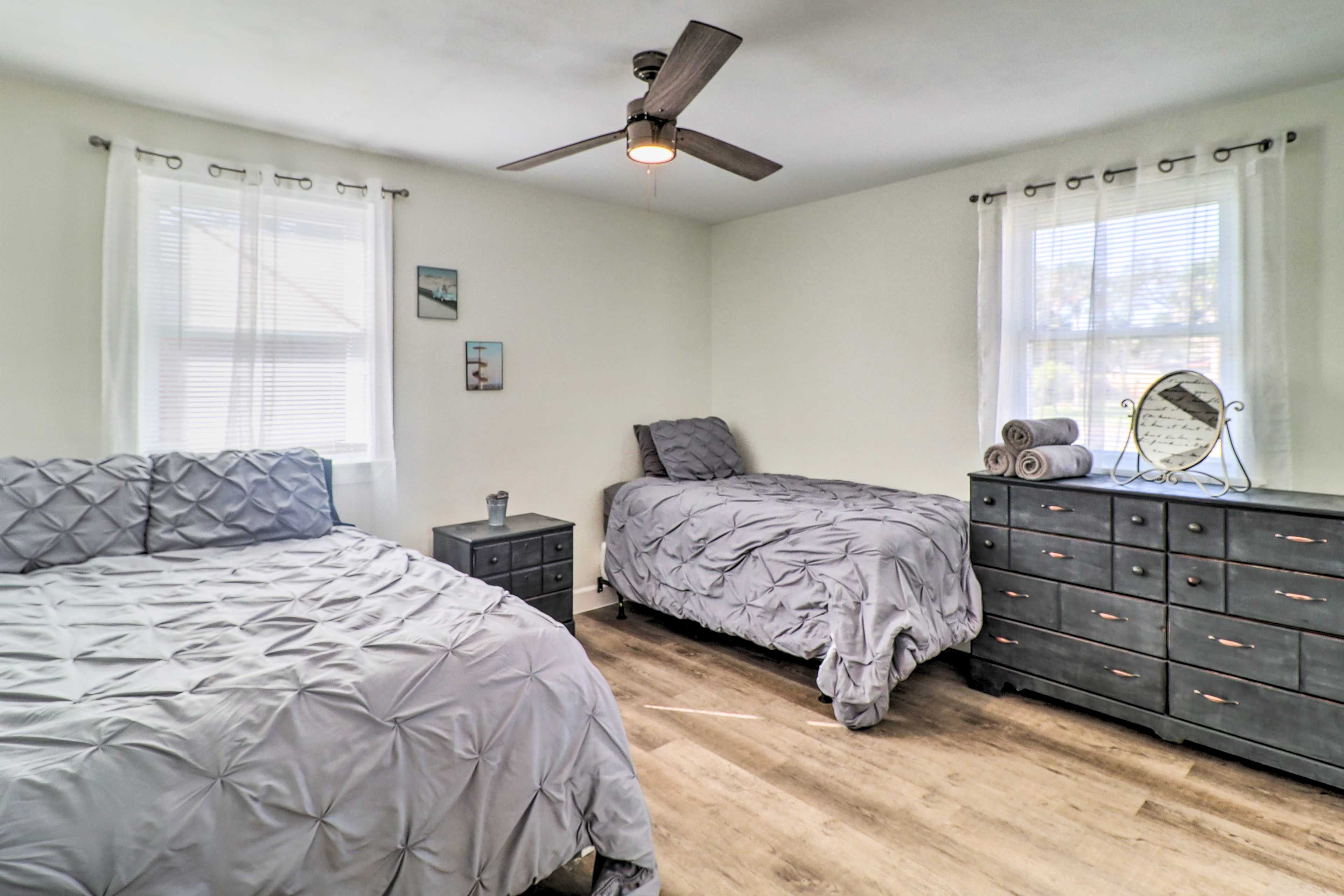 Bedroom 1 | Queen Bed | Twin Bed