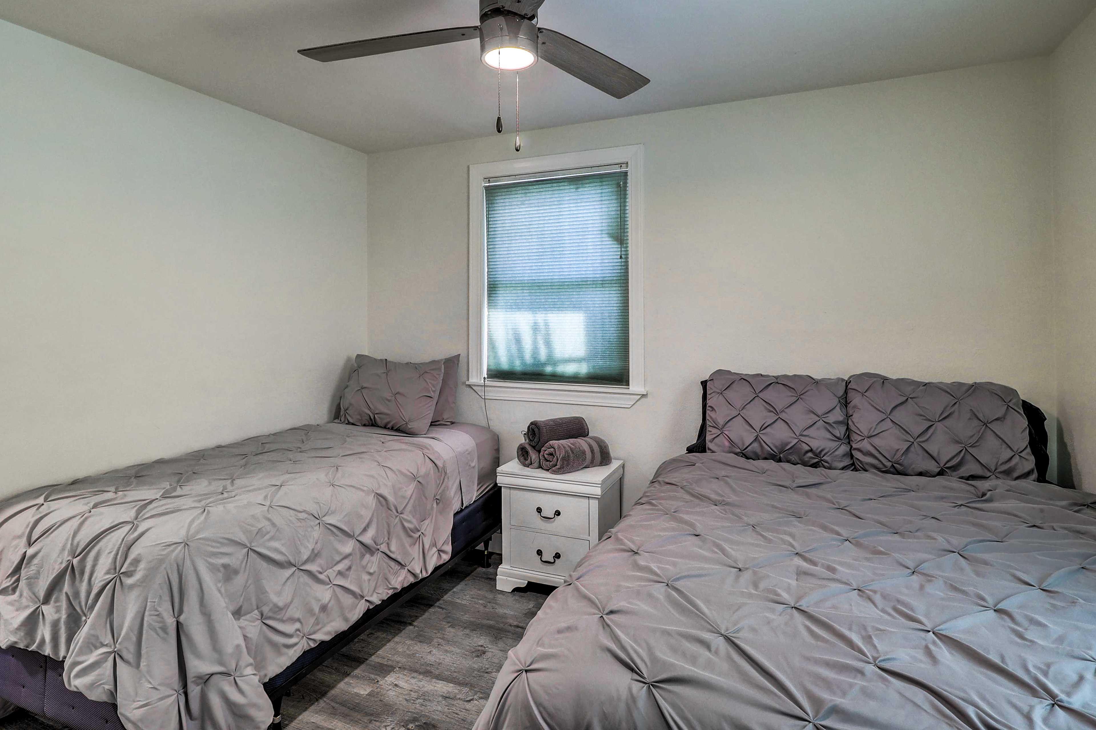 Bedroom 2 | Queen Bed | Twin Bed