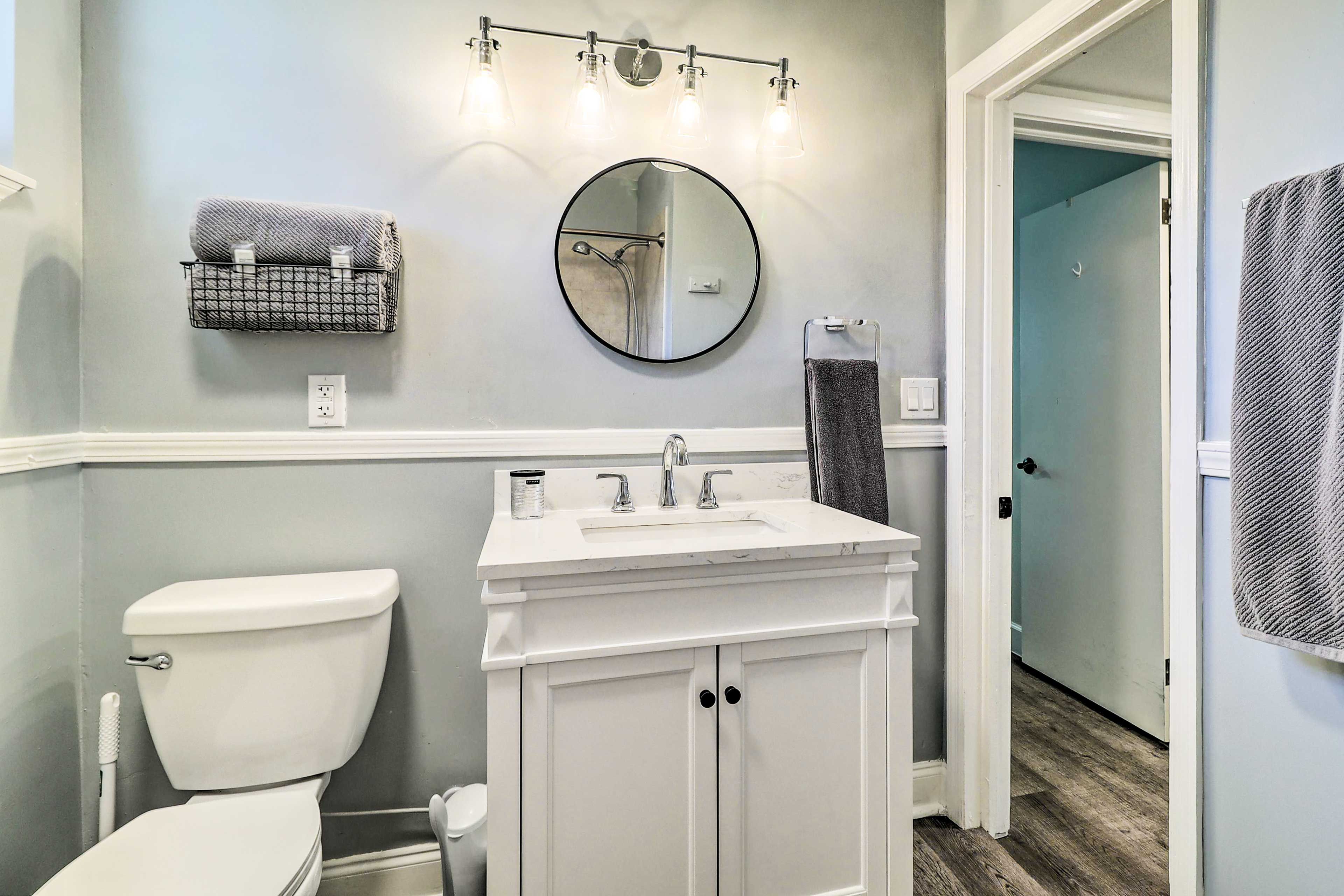 Full Bathroom | Complimentary Toiletries | Towels Provided