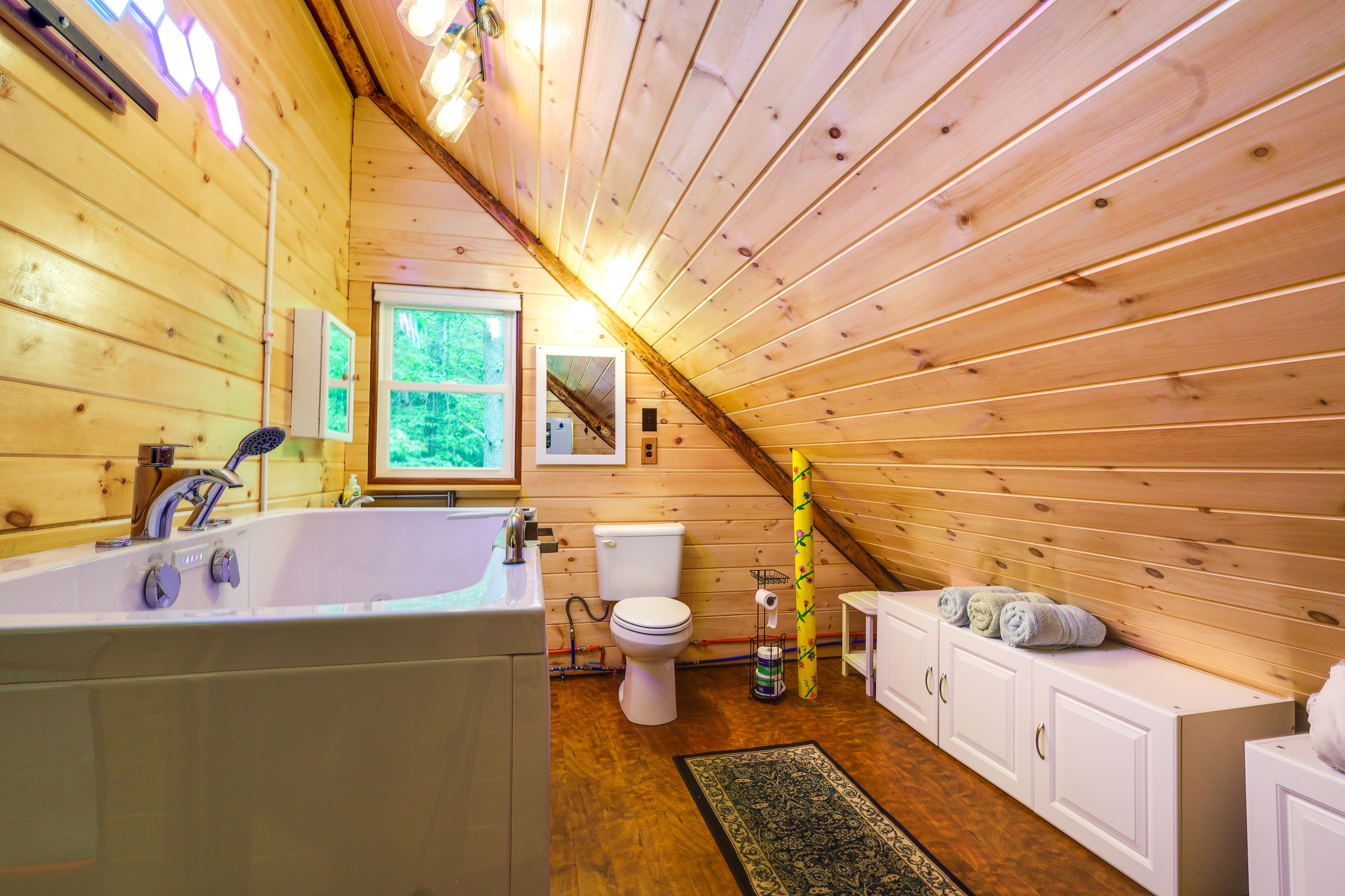 Full Bathroom | Towels Provided | Therapeutic Jacuzzi