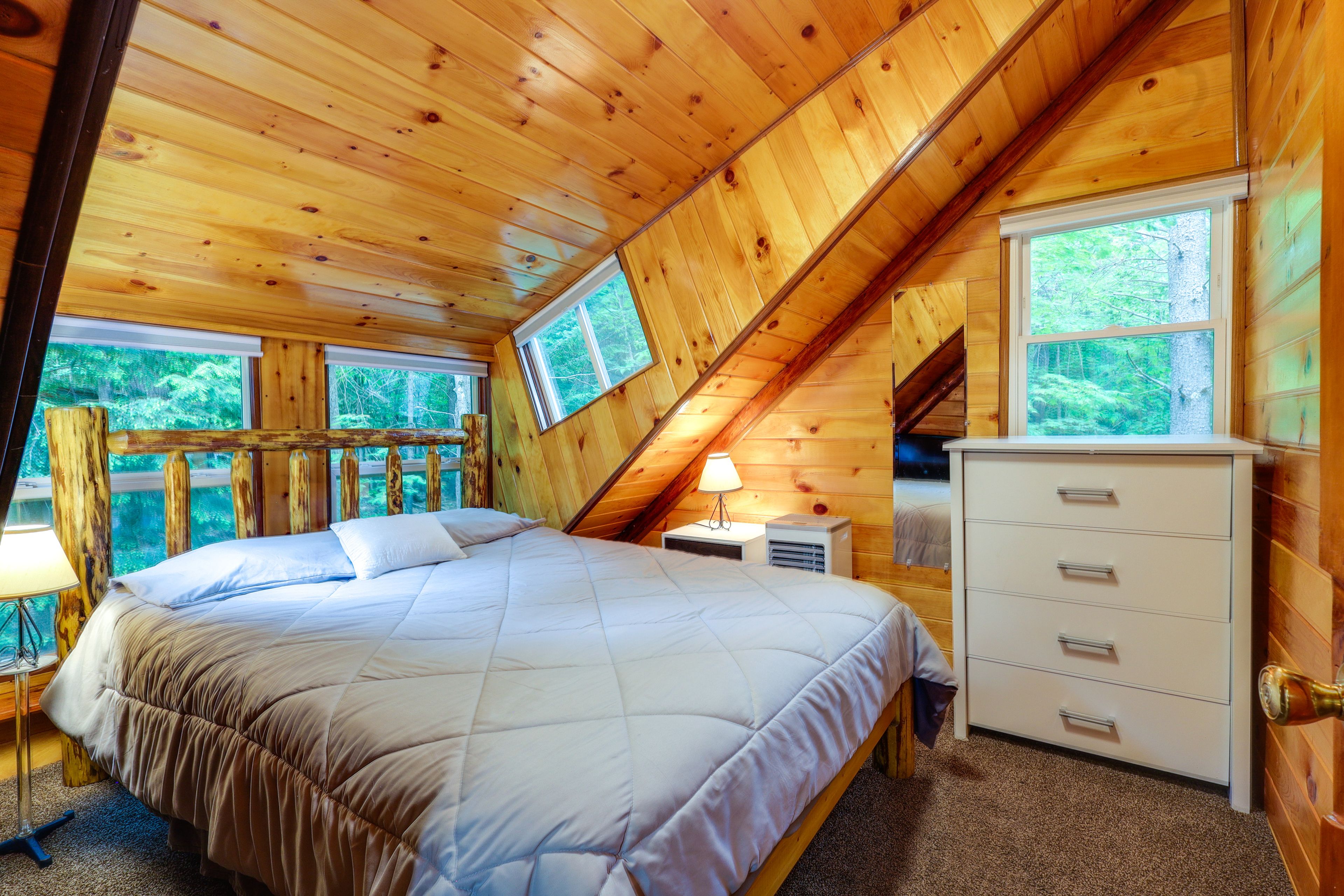 Bedroom | Queen Bed | Linens Provided