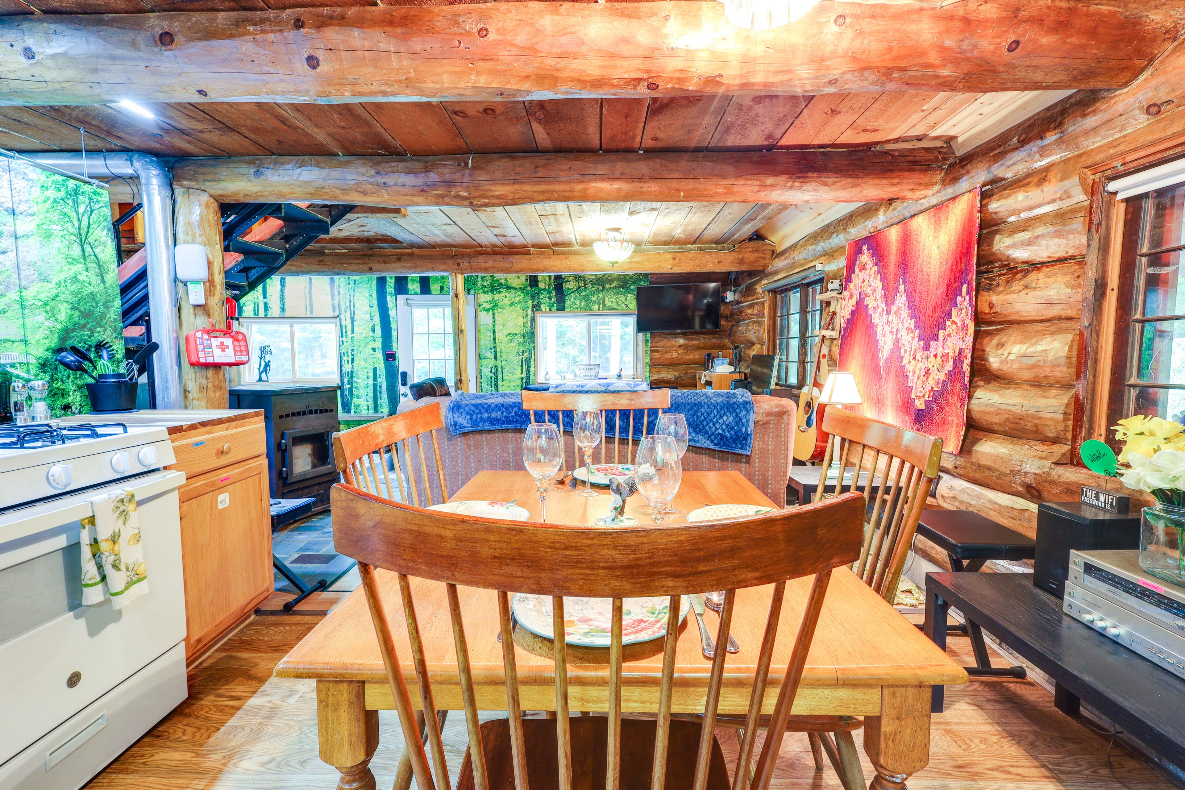 Dining Area | Dishware & Flatware Provided
