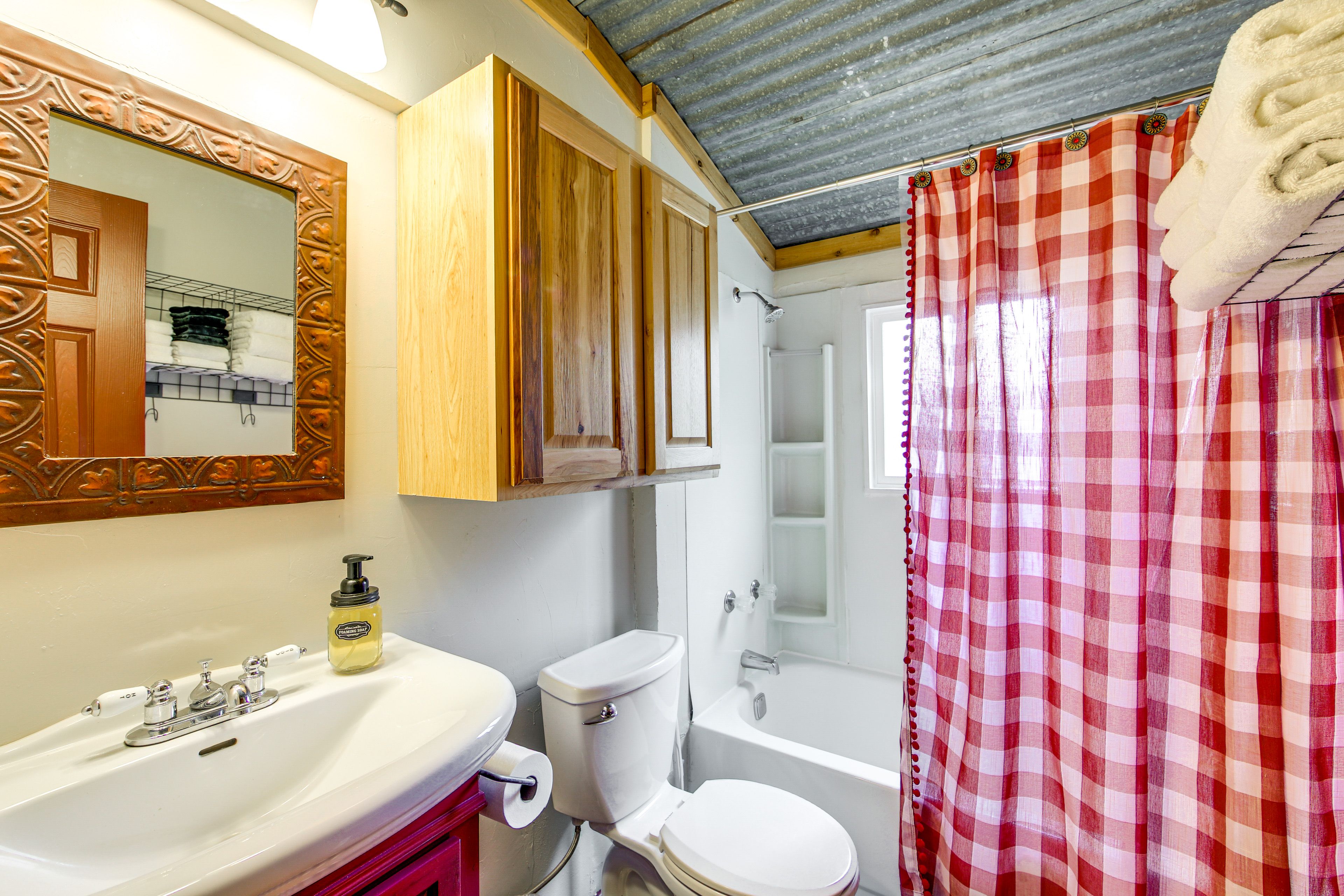 Full Bathroom | Complimentary Toiletries | Hair Dryers