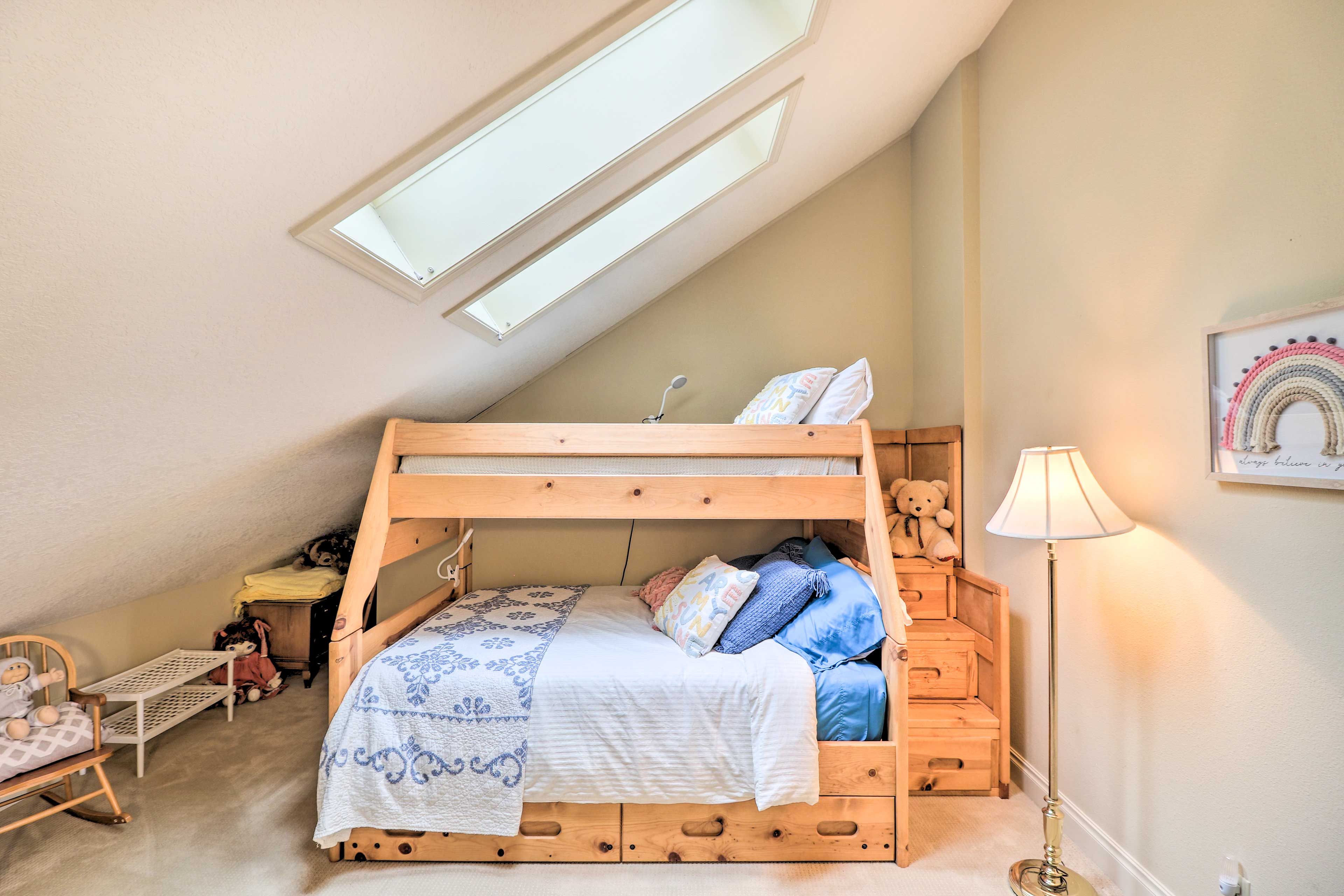 Bedroom 4 | Twin/Full Bunk Bed