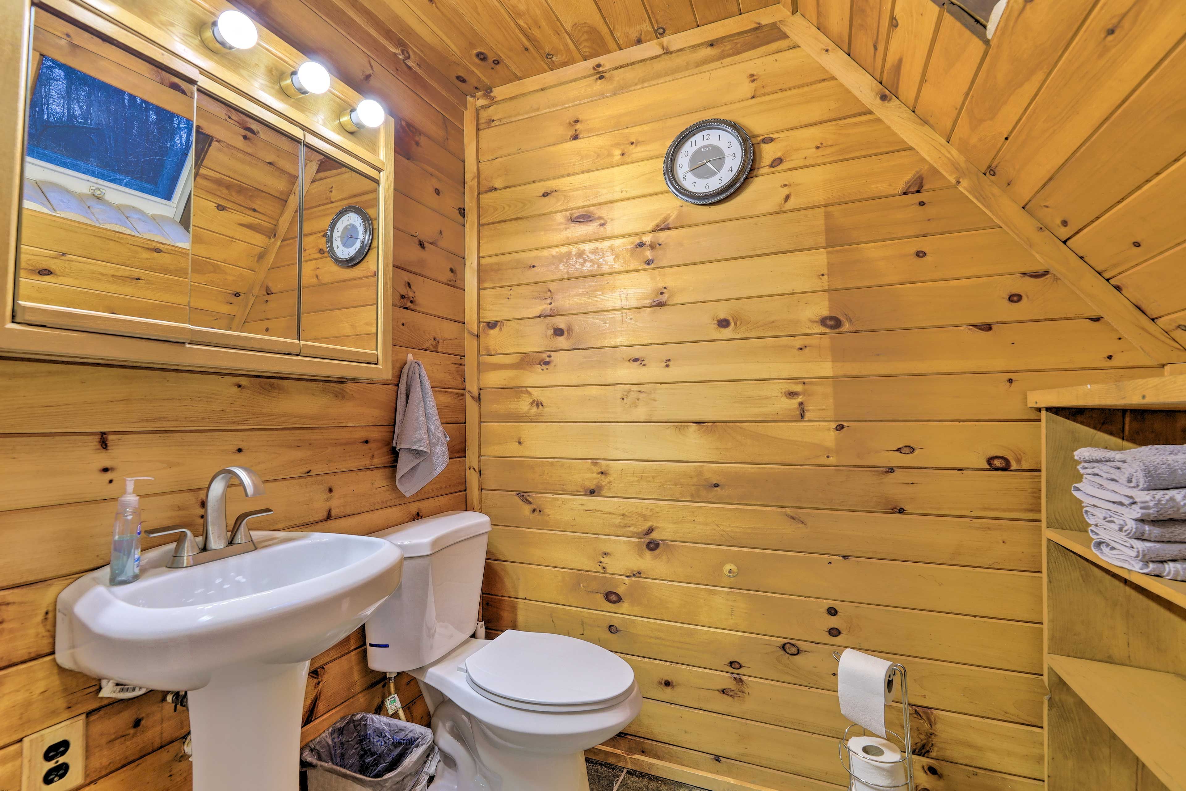 Full Bathroom | 1st Floor | Towels Provided | Complimentary Toiletries