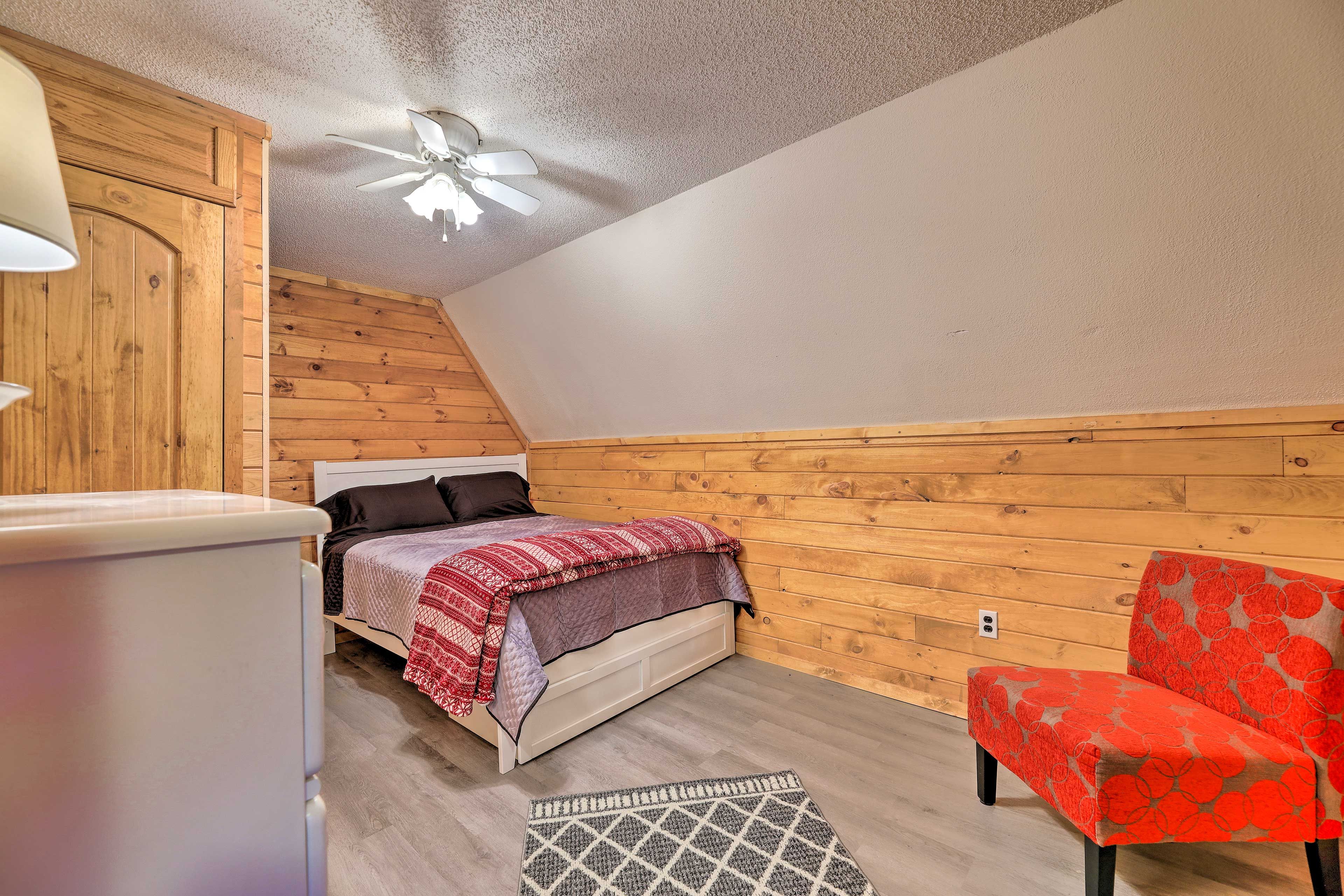 Bedroom 1 | Queen Bed | 1st Floor | Linens Provided