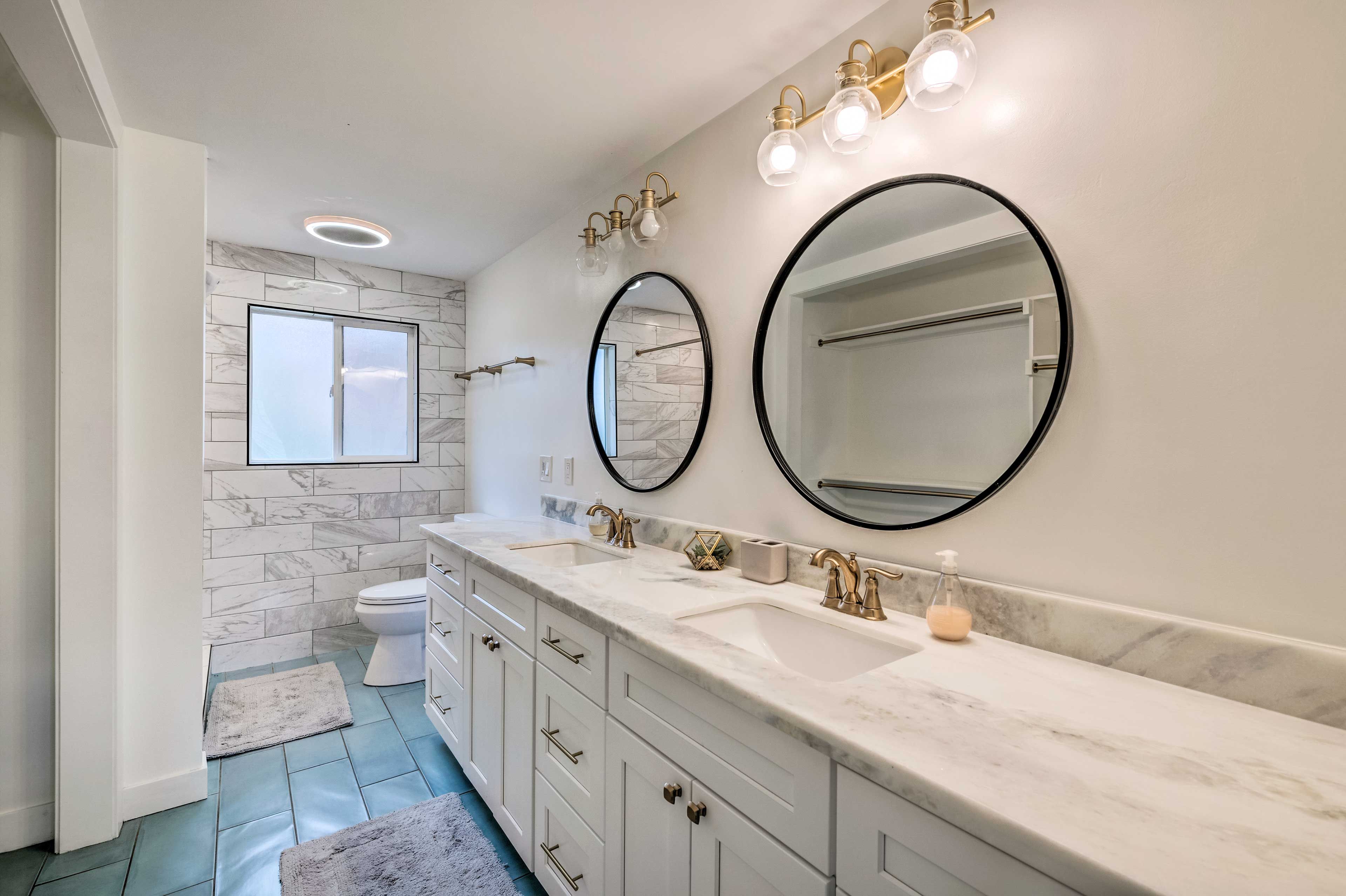 Full Bathroom | Towels Provided | Complimentary Toiletries