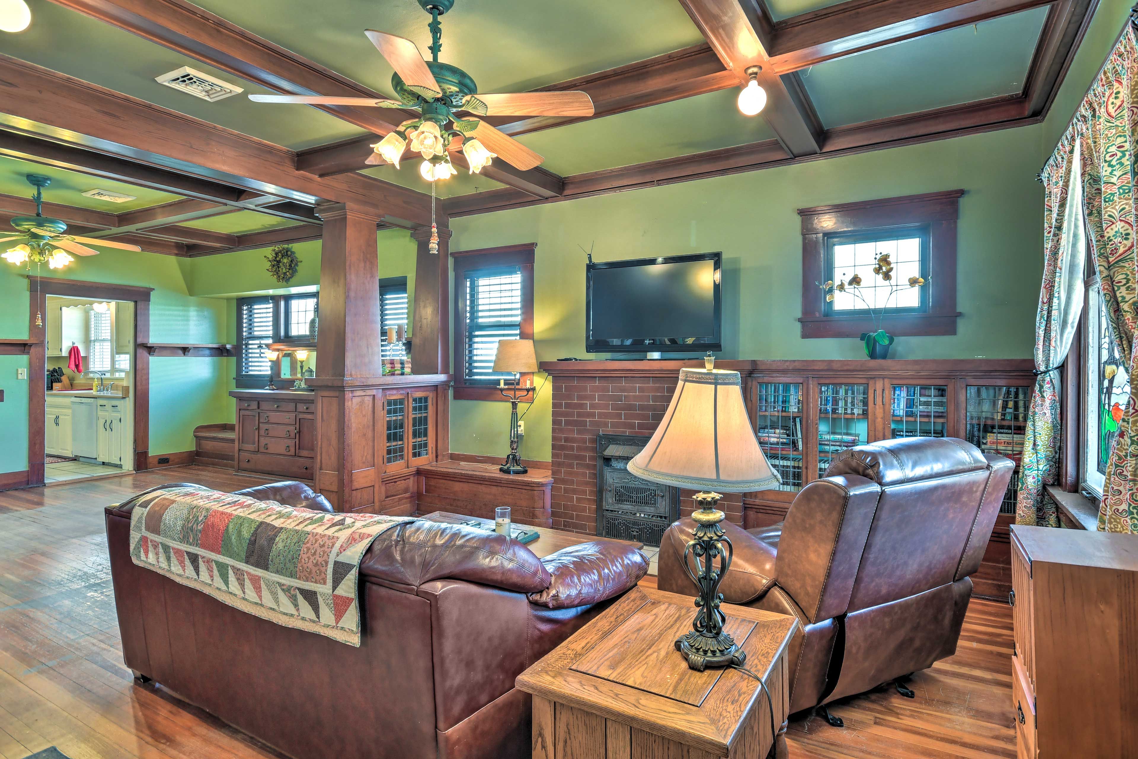 Living Room | Smart TV | Free WiFi | Central A/C