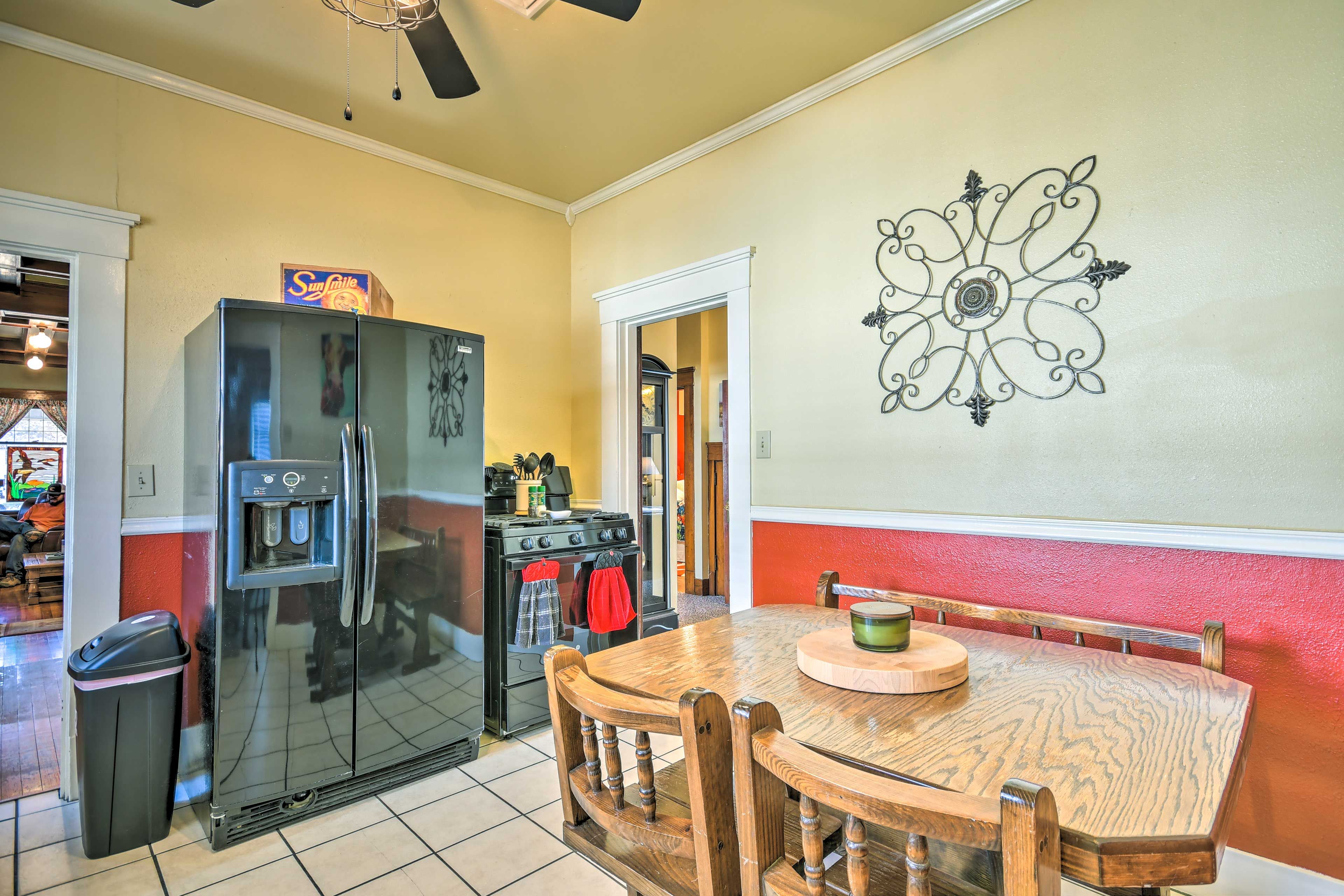 Dining Area | Dishware Provided