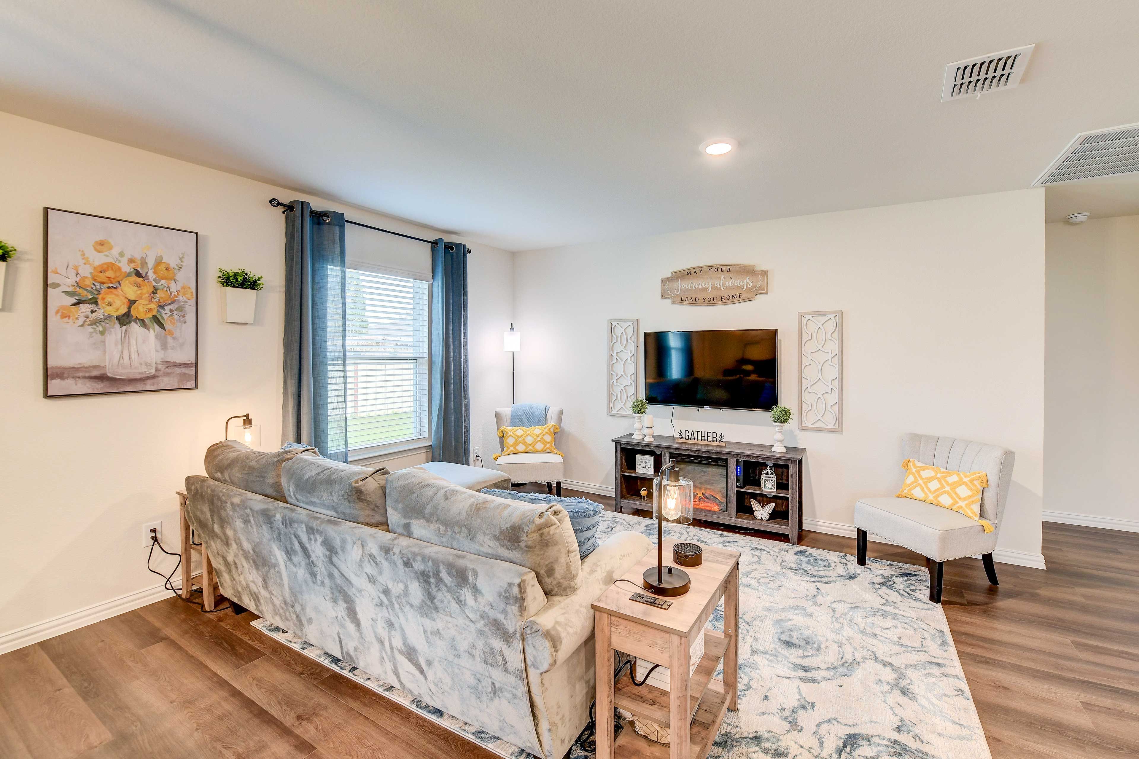 Living Room | Single-Story Home | Smart TV | Free WiFi | Central A/C & Heating