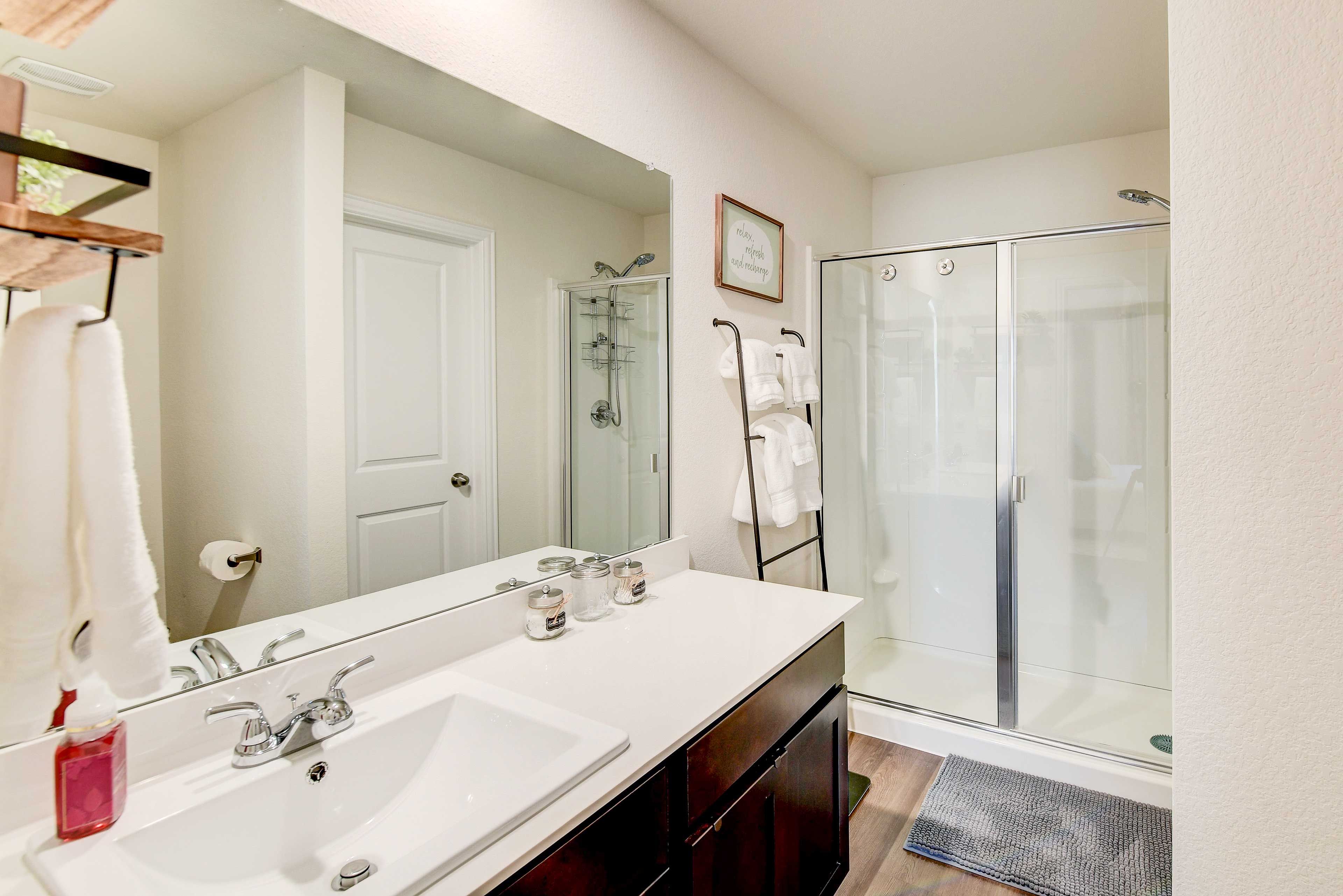 Full Bathroom | Towels Provided