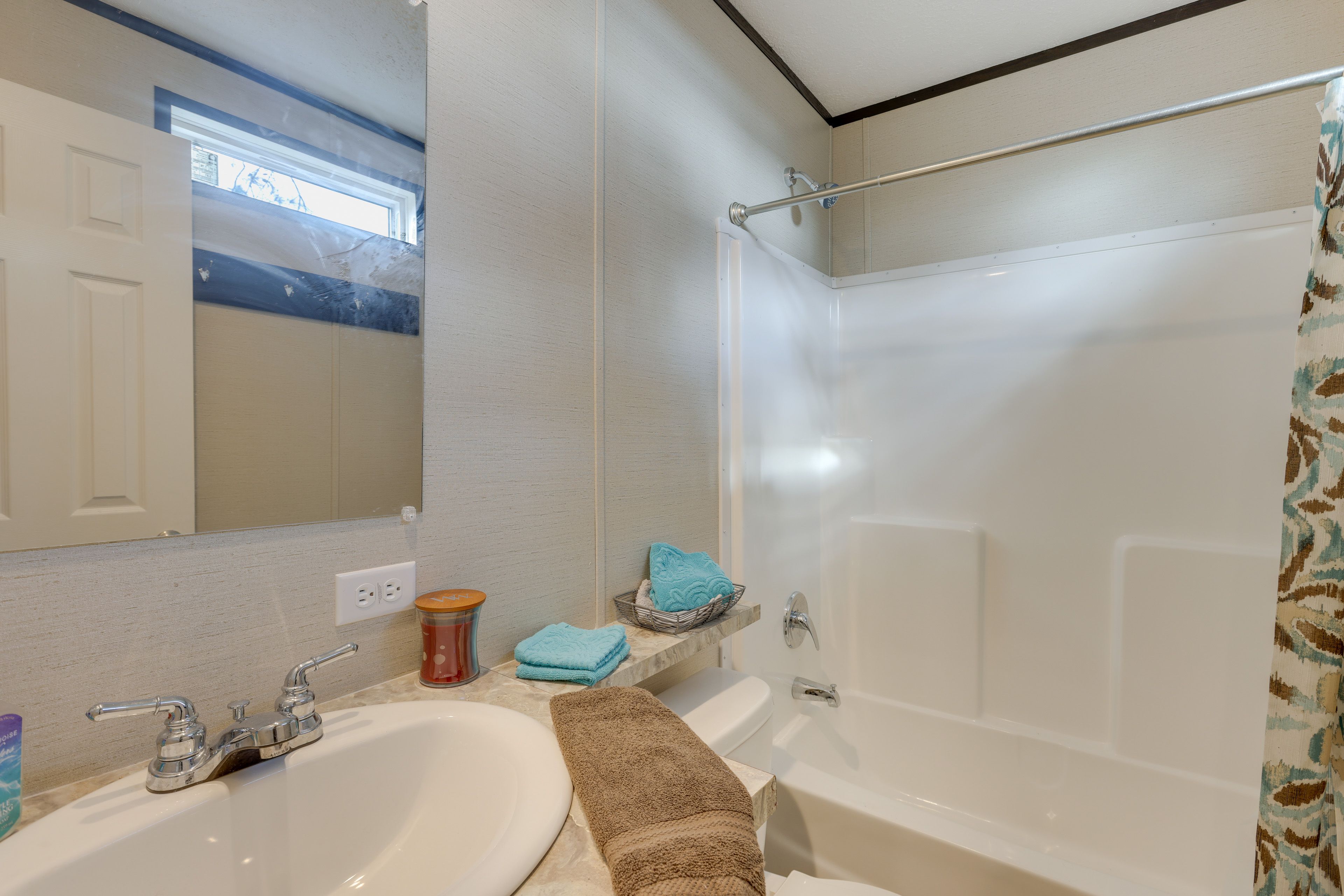 Full Bathroom | Shower/Tub Combo | Towels Provided