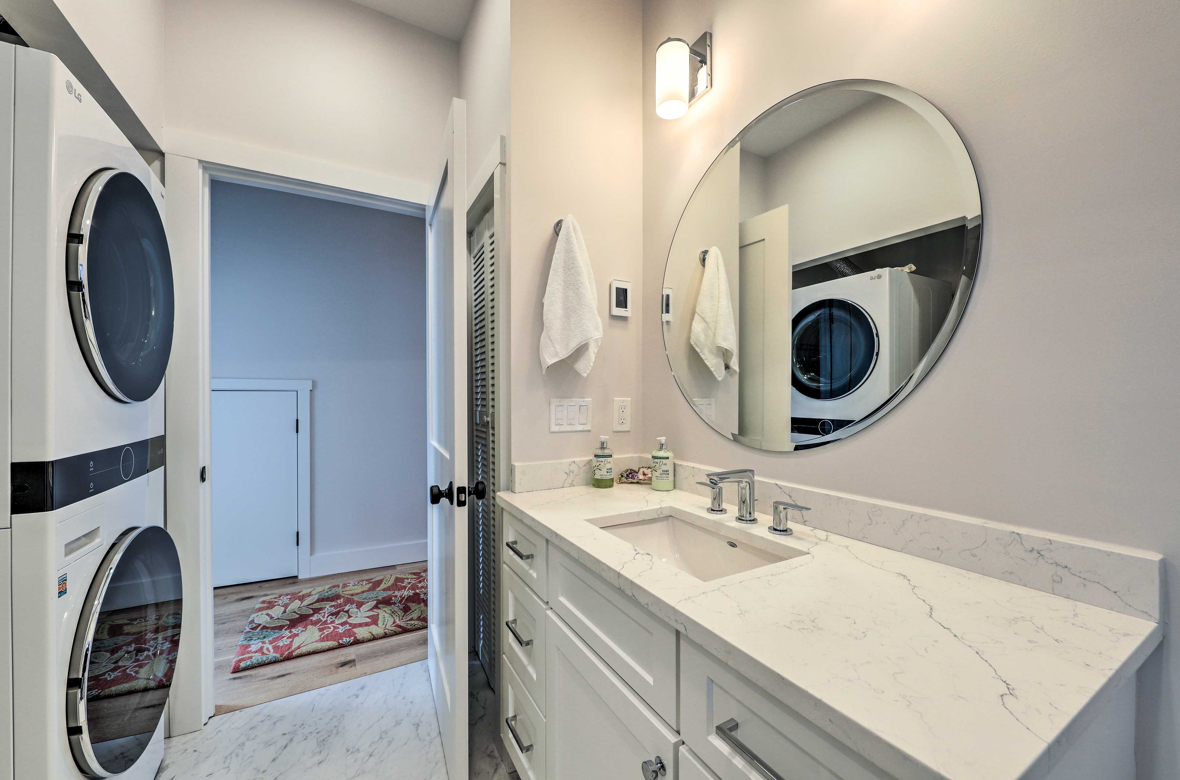 Full Bathroom | Washer/Dryer