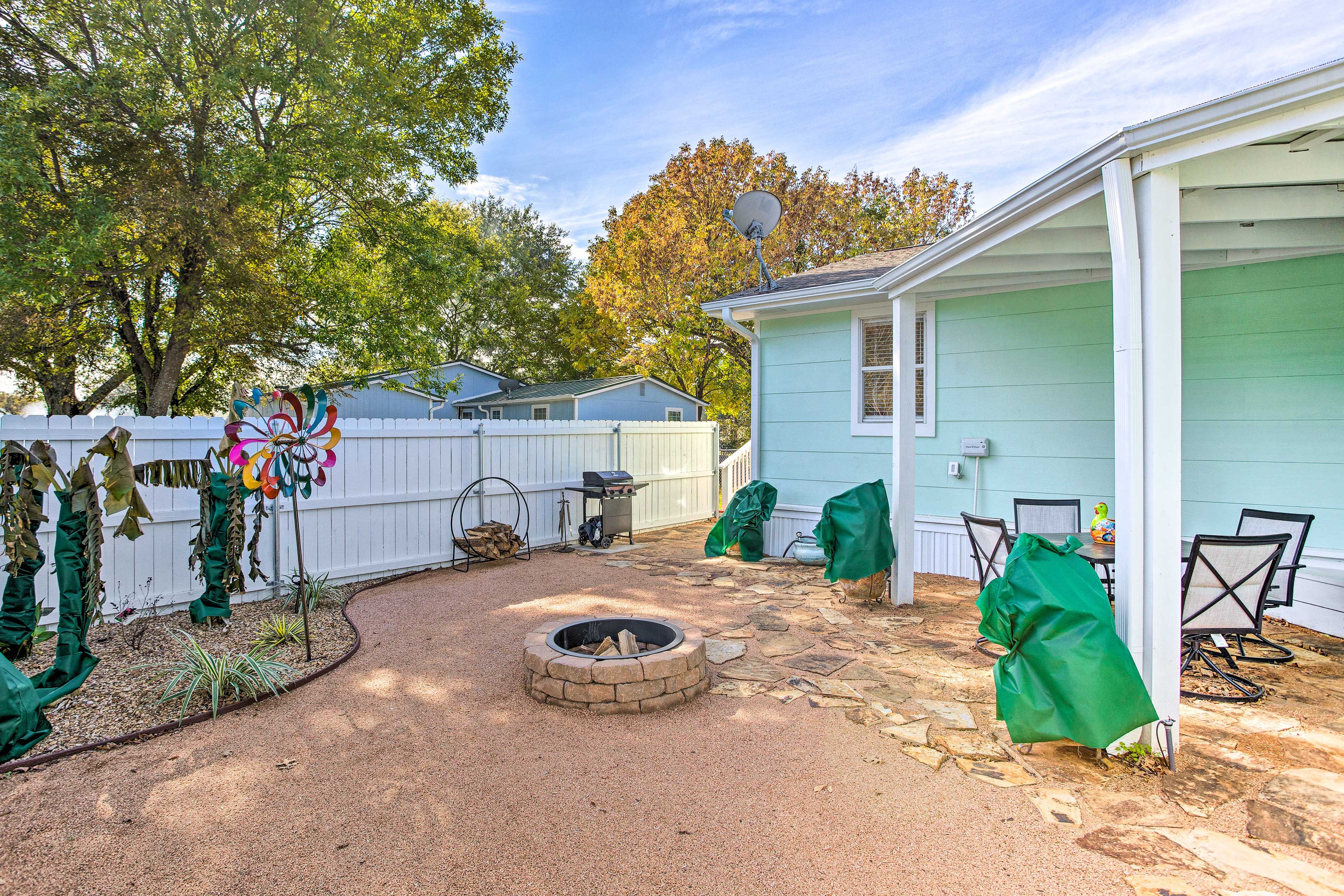 Private Yard | Fire Pit | Gas Grill | Outdoor Dining Area