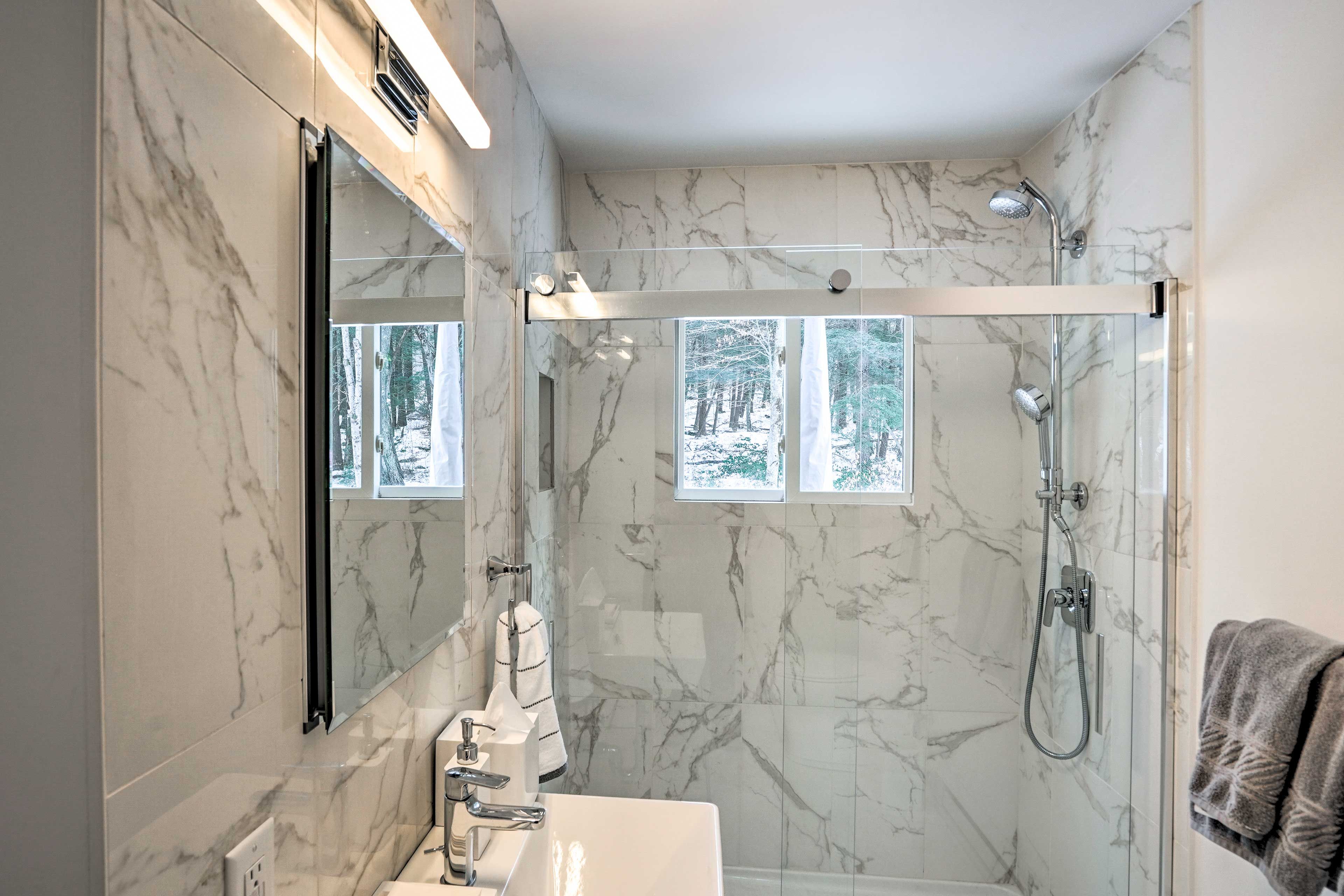 Full Bathroom | 2nd Floor | Towels Provided