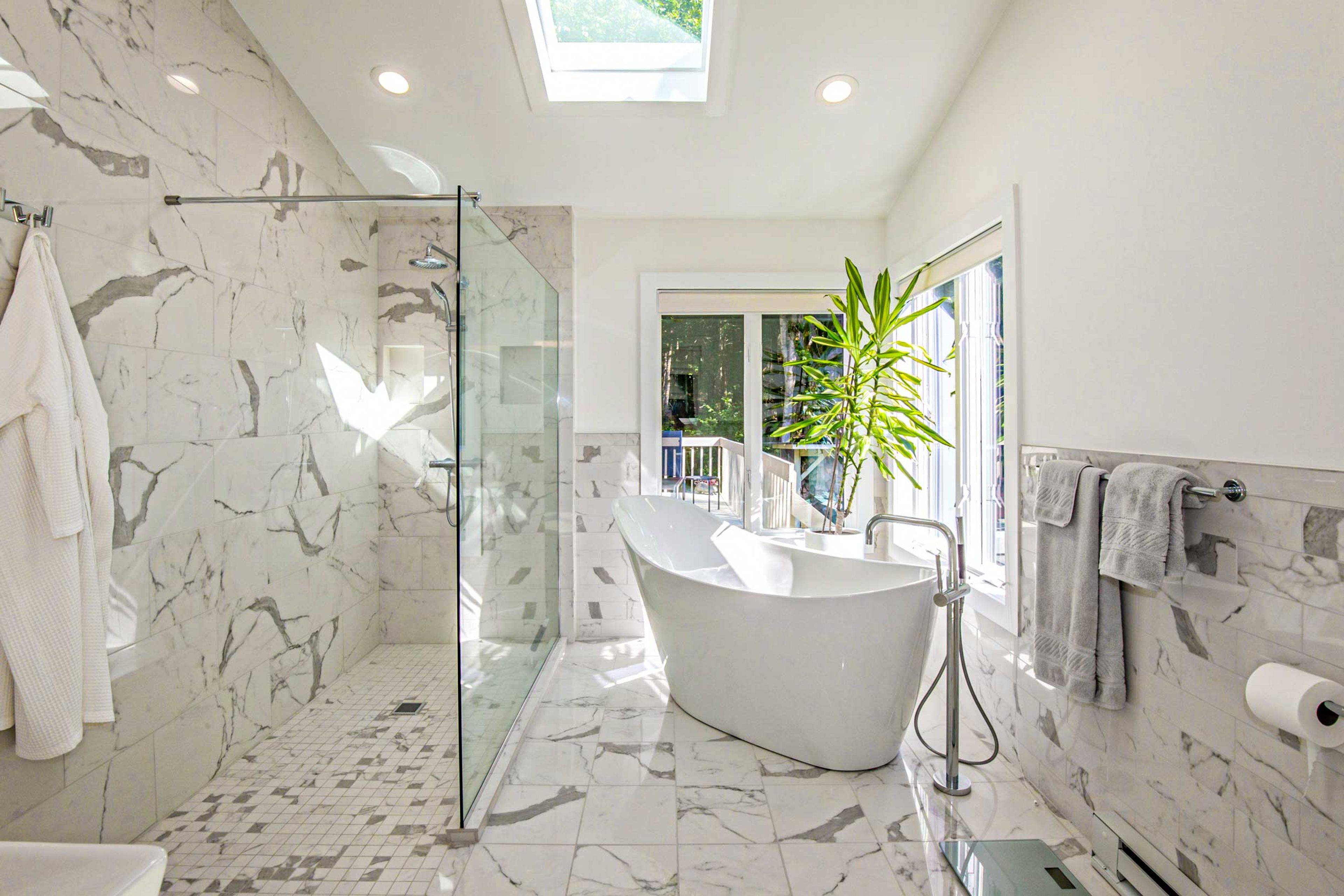 Full Bathroom | 3rd Floor | Soaking Tub | Complimentary Toiletries