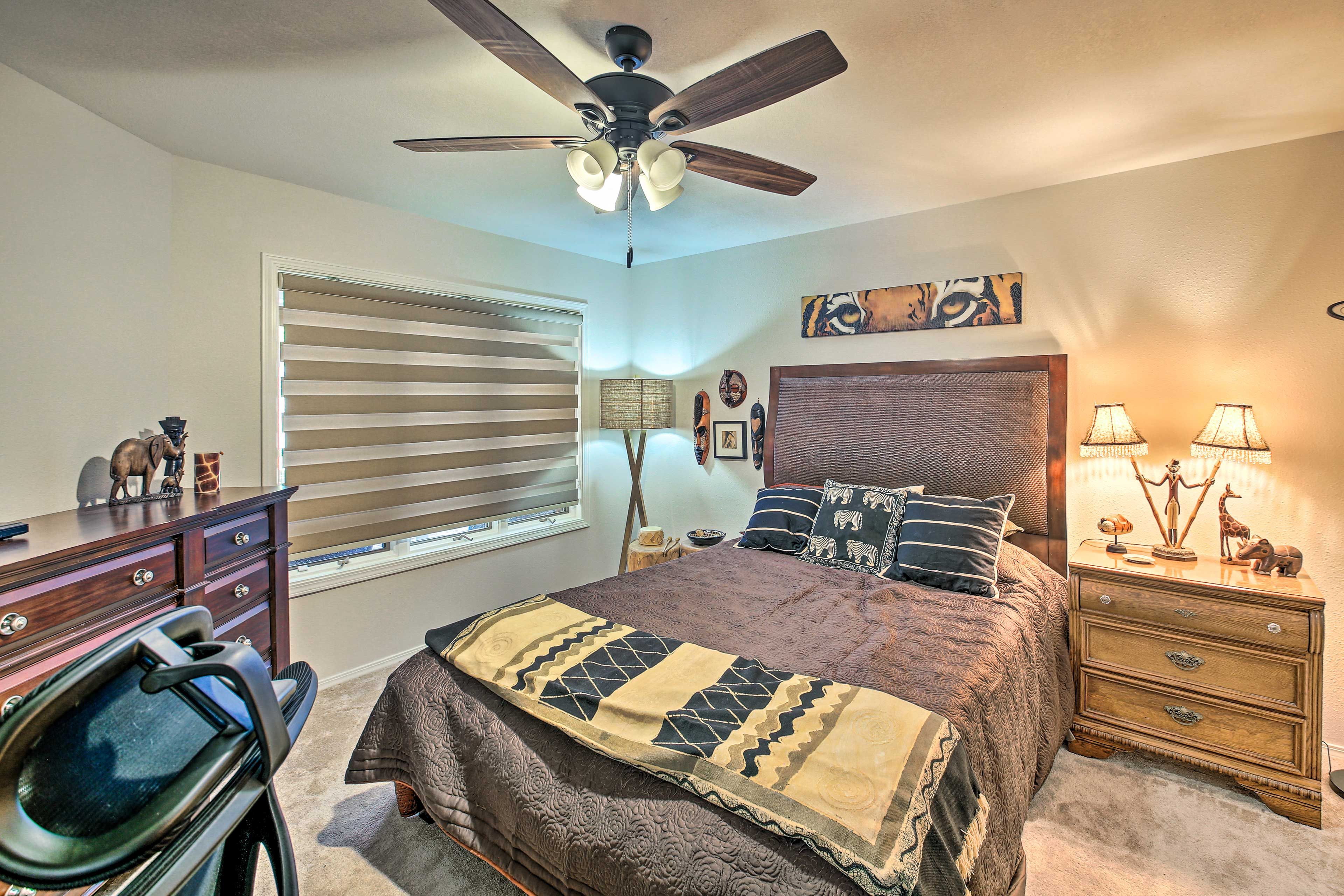 Bedroom 1 | Queen Bed | Linens Provided | Smart TV | En-Suite Bathroom