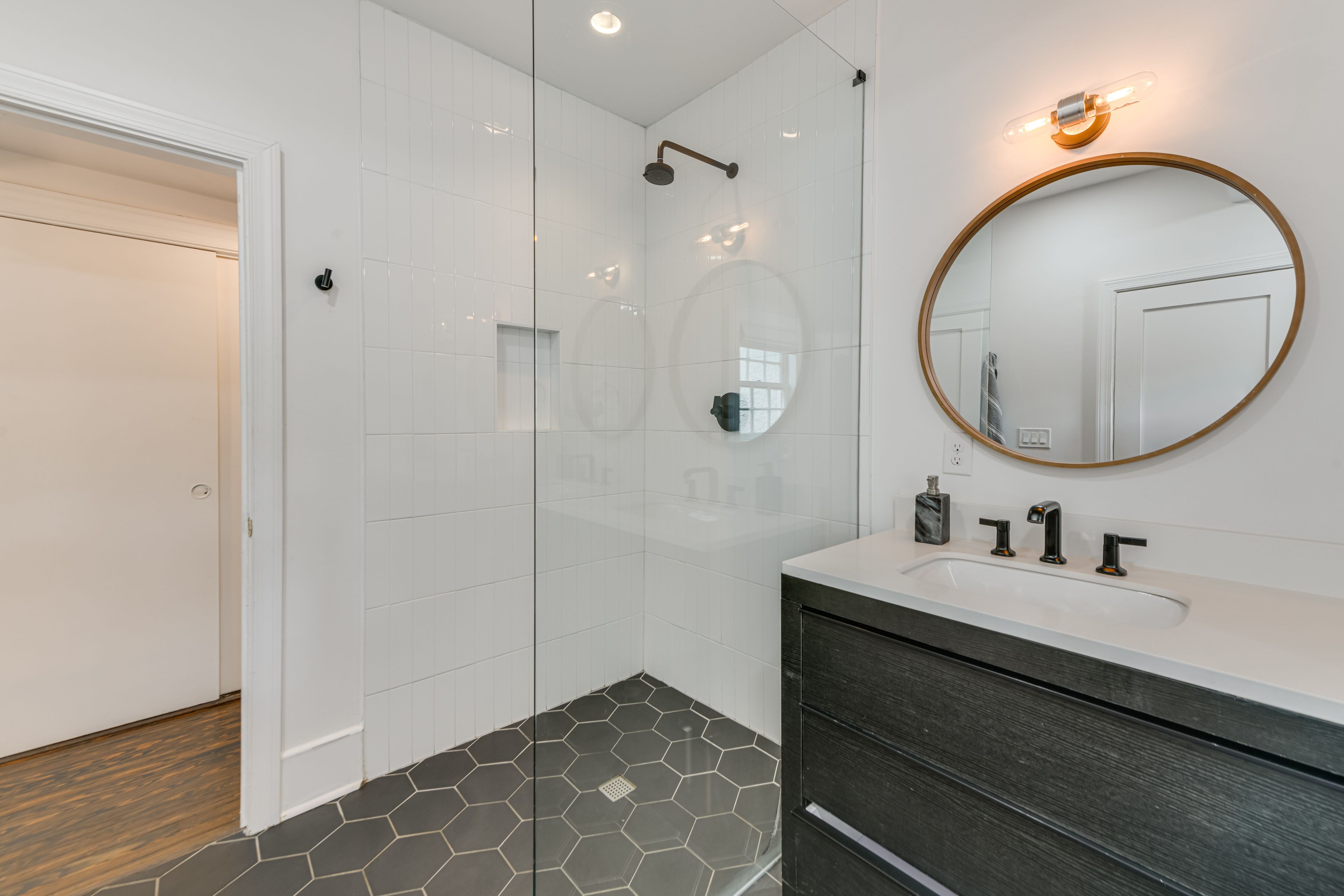 Full Bathroom | 2nd Floor