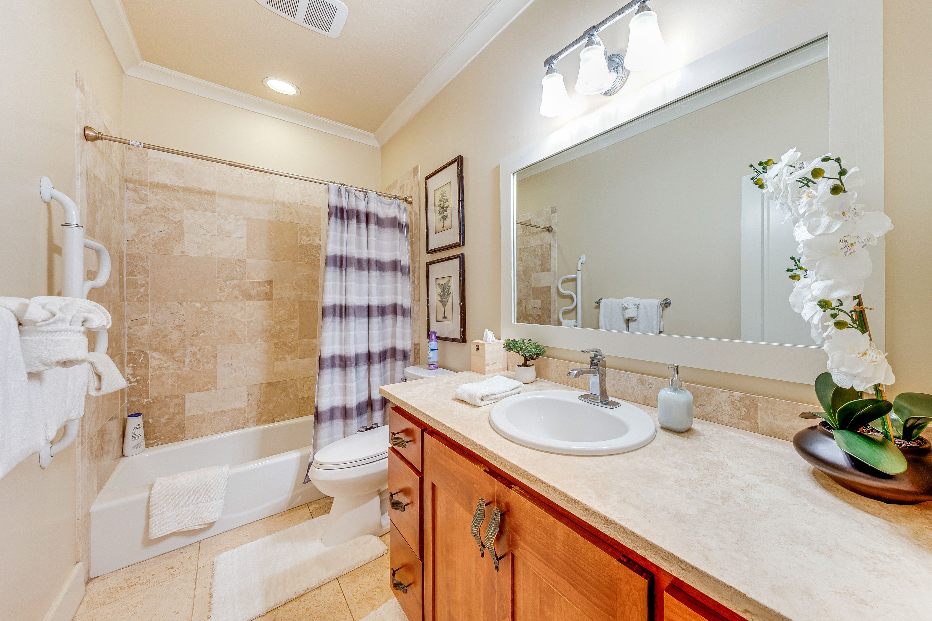 Full Bathroom | Complimentary Toiletries | Towels Provided