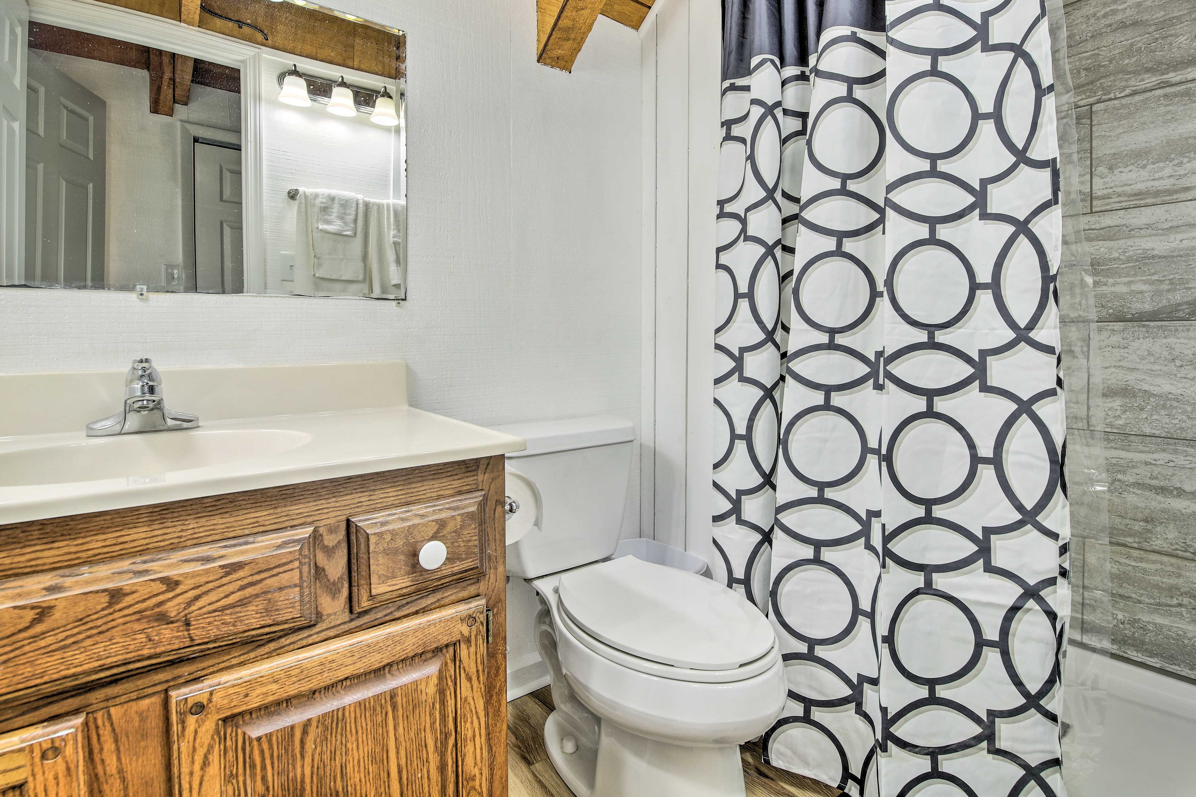 Full Bathroom | Towels Provided | Complimentary Toiletries