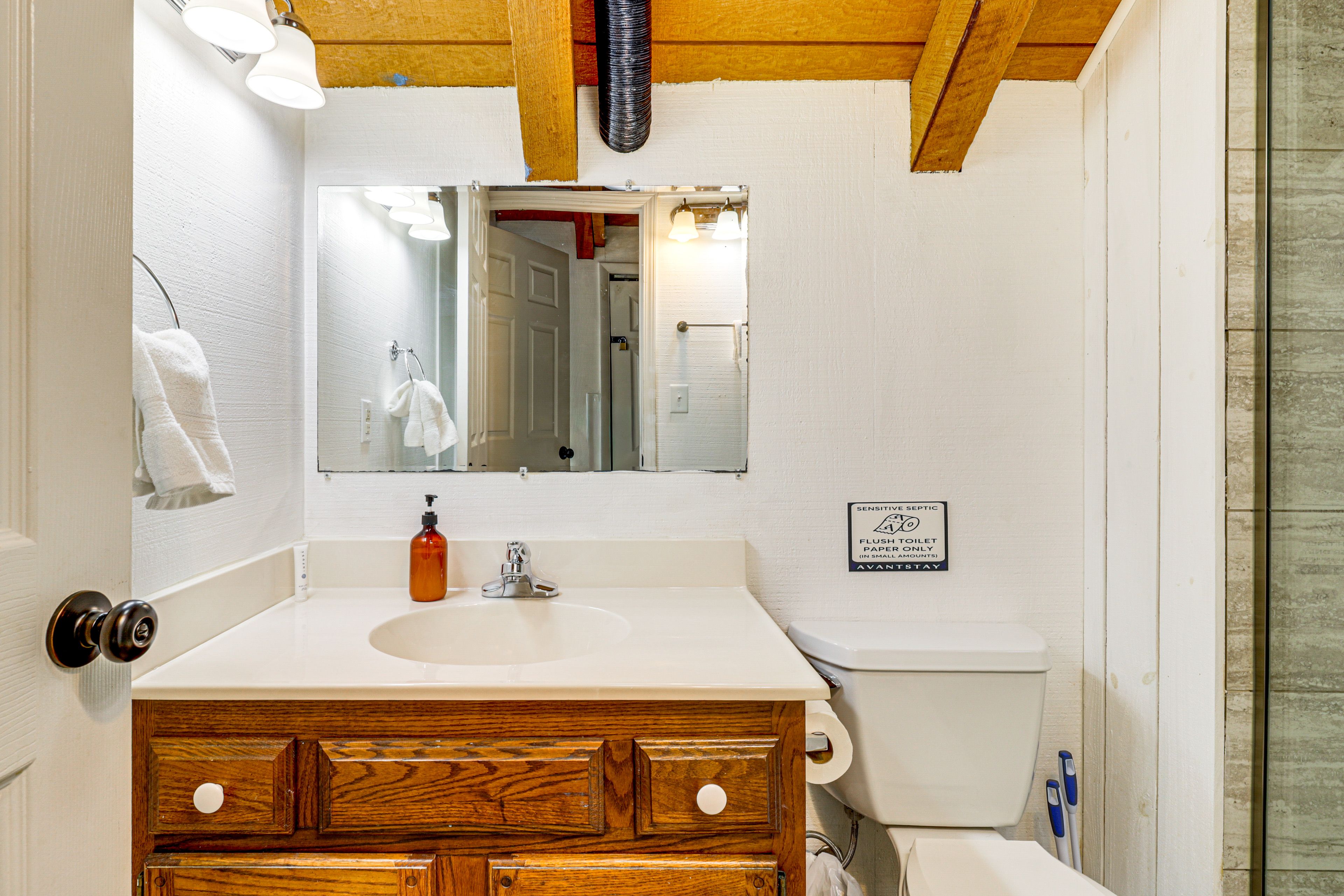 Full Bathroom | Towels Provided | Complimentary Toiletries