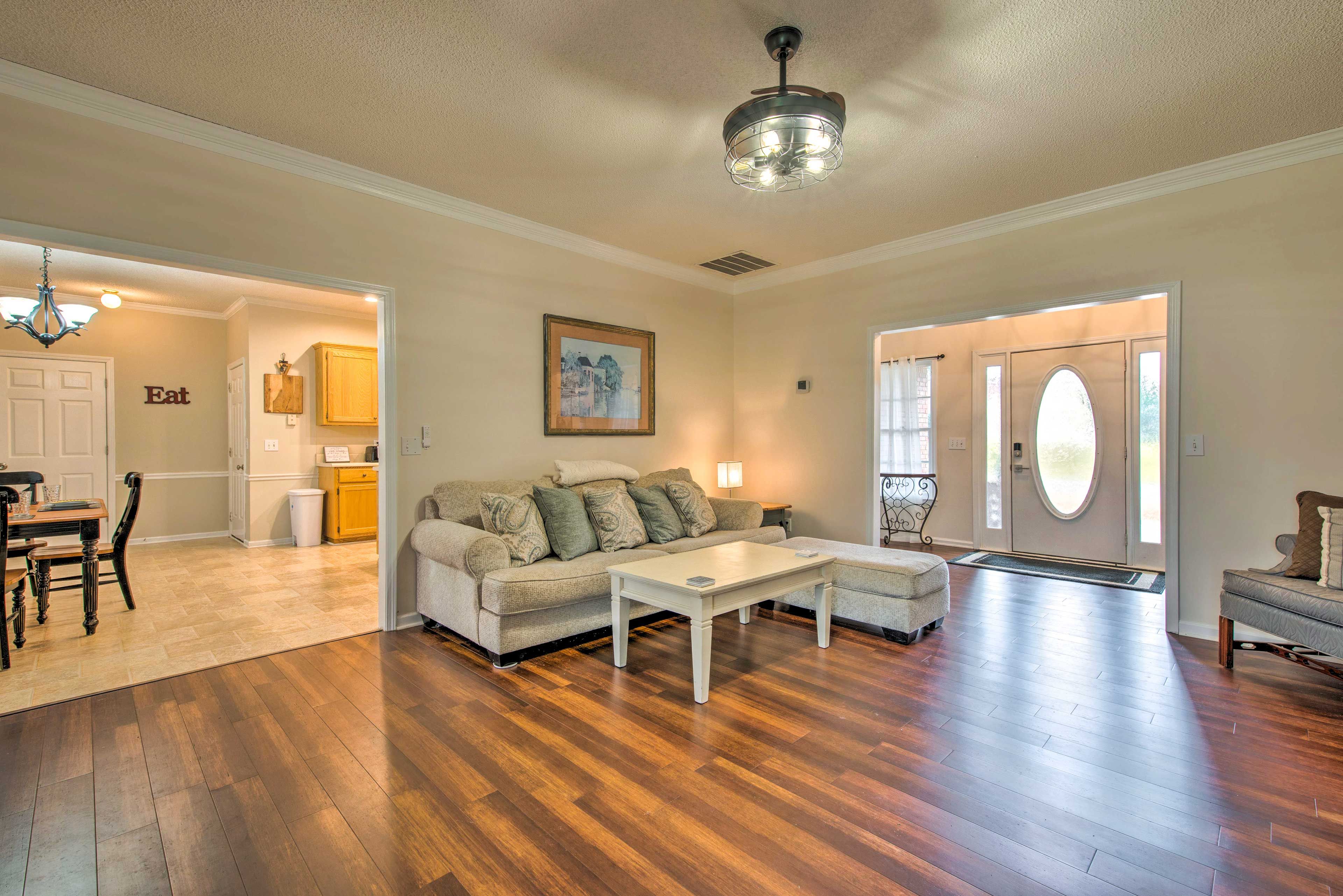Living Room | Free WiFi | Central A/C | Smart TV w/ Cable