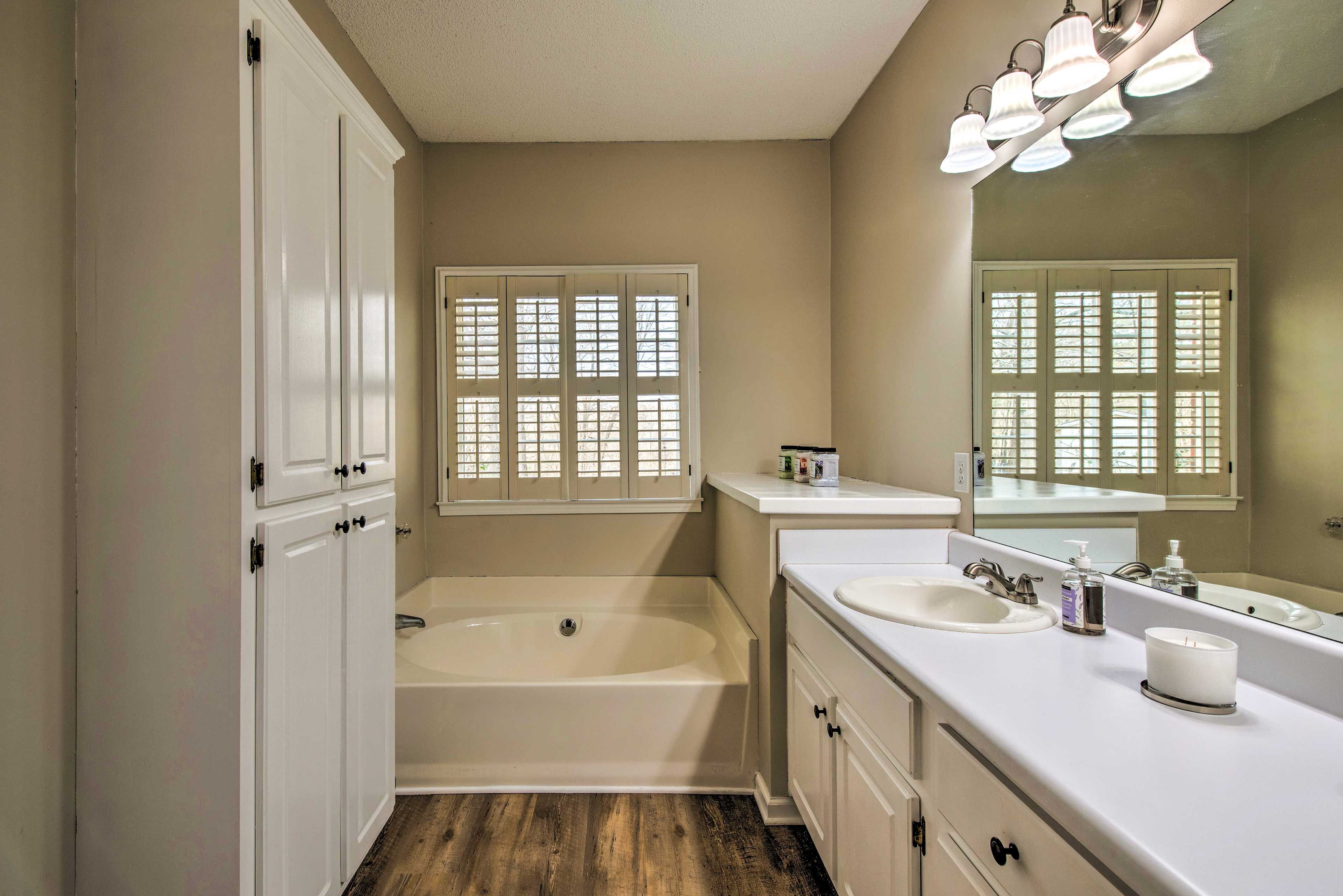 Full Bathroom | Towels Provided | Complimentary Toiletries