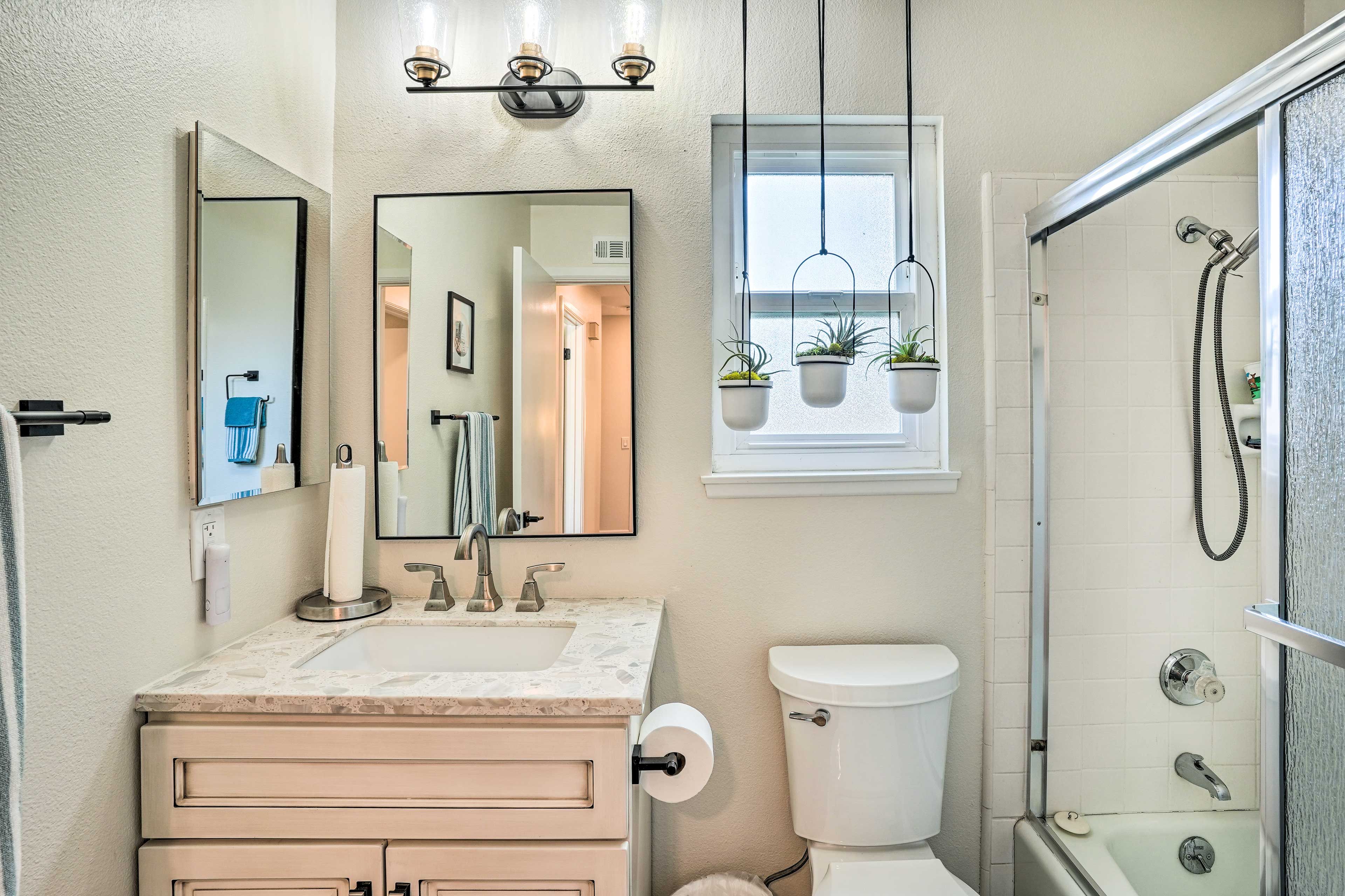 Full Bathroom | Shower/Tub Combo | Towels Provided